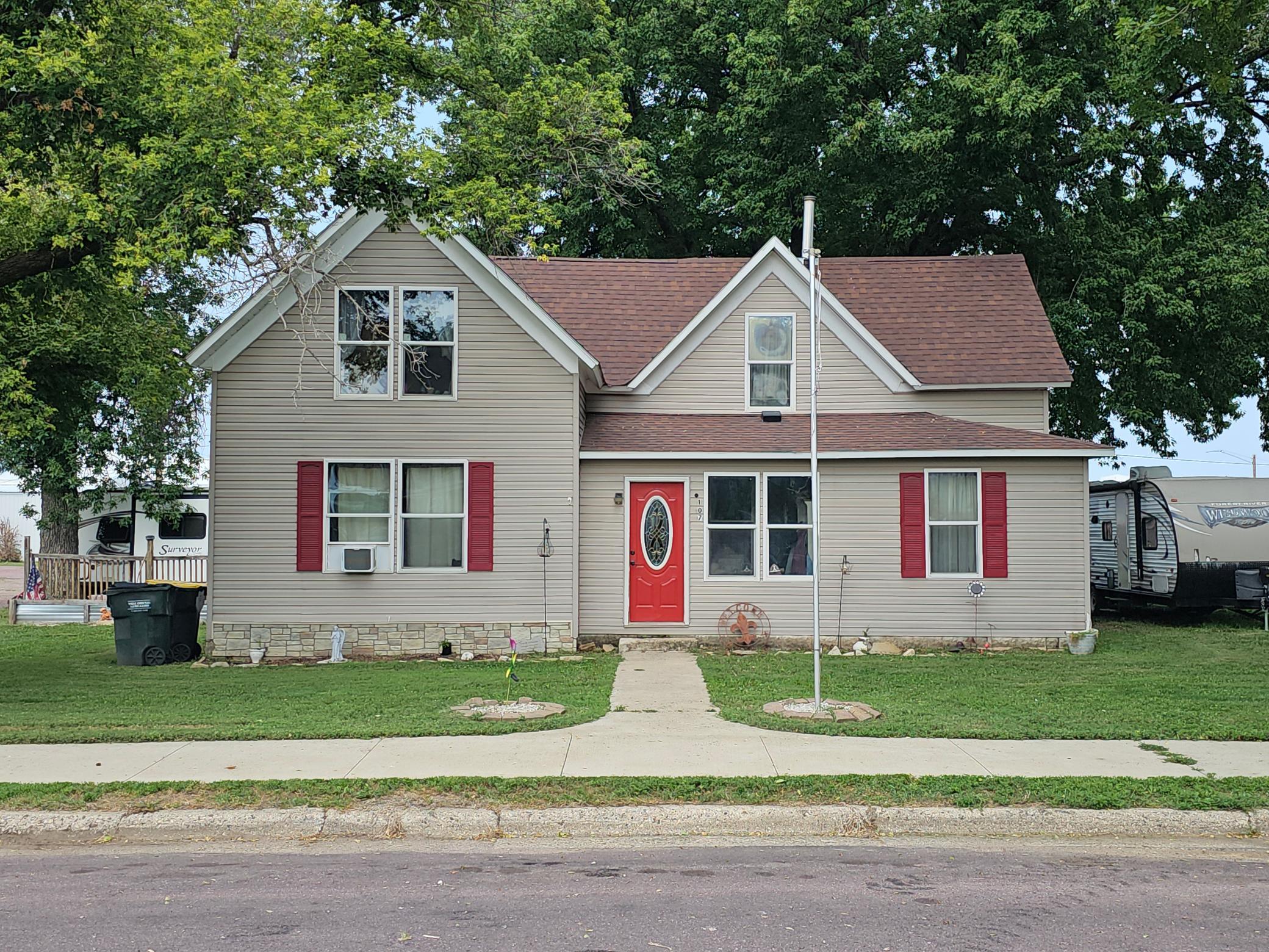 107 2nd Avenue E Property Photo 1