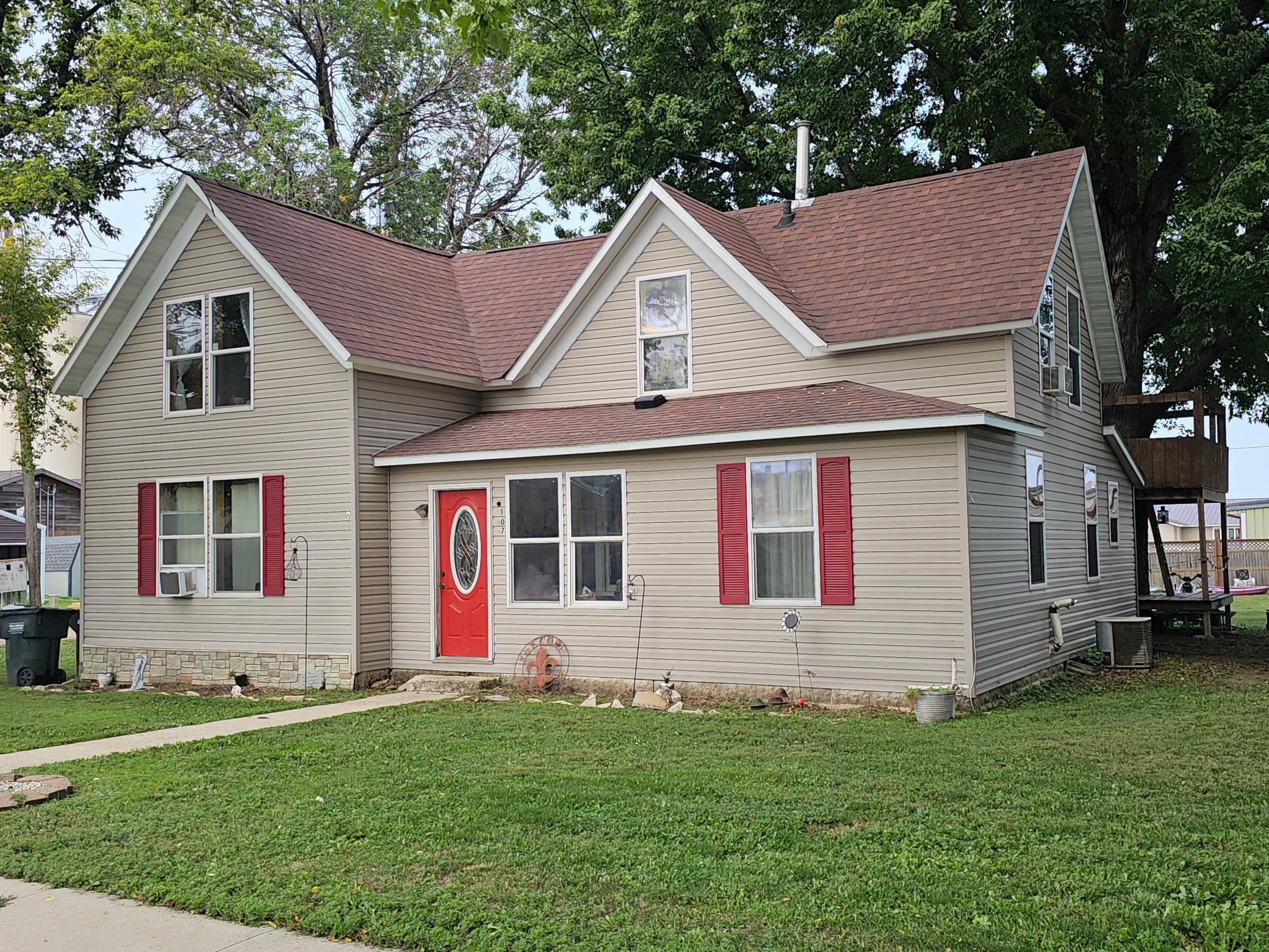 107 2nd Avenue E Property Photo 2