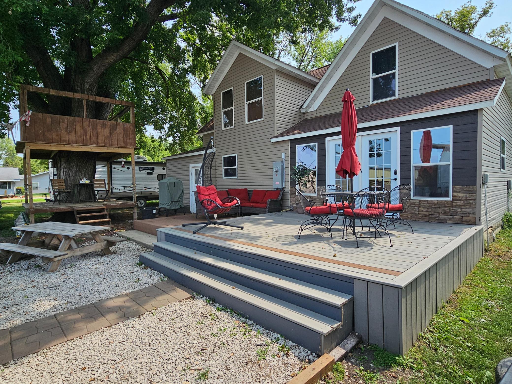 107 2nd Avenue E Property Photo 3