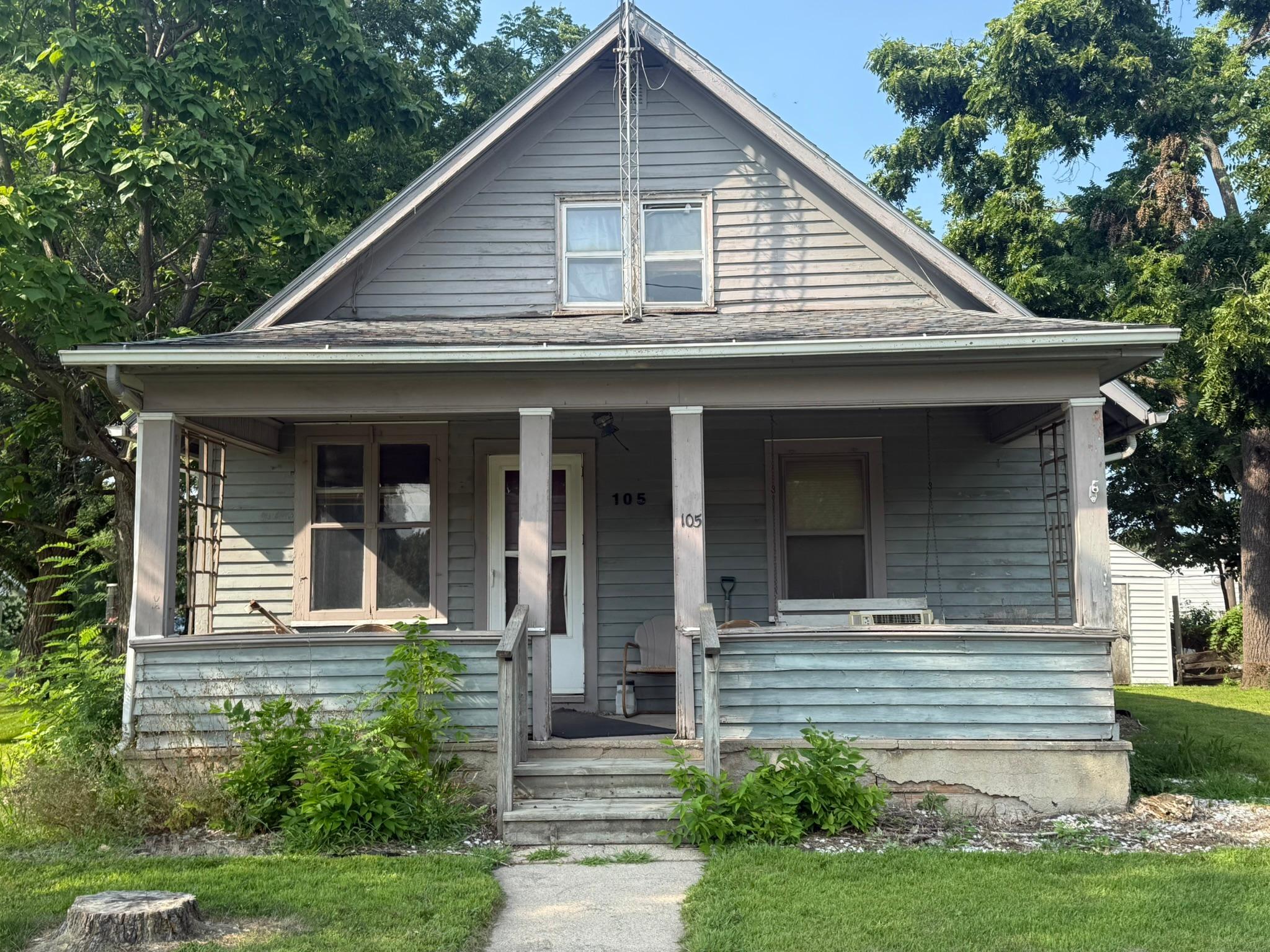 105 Central Avenue W Property Photo 1