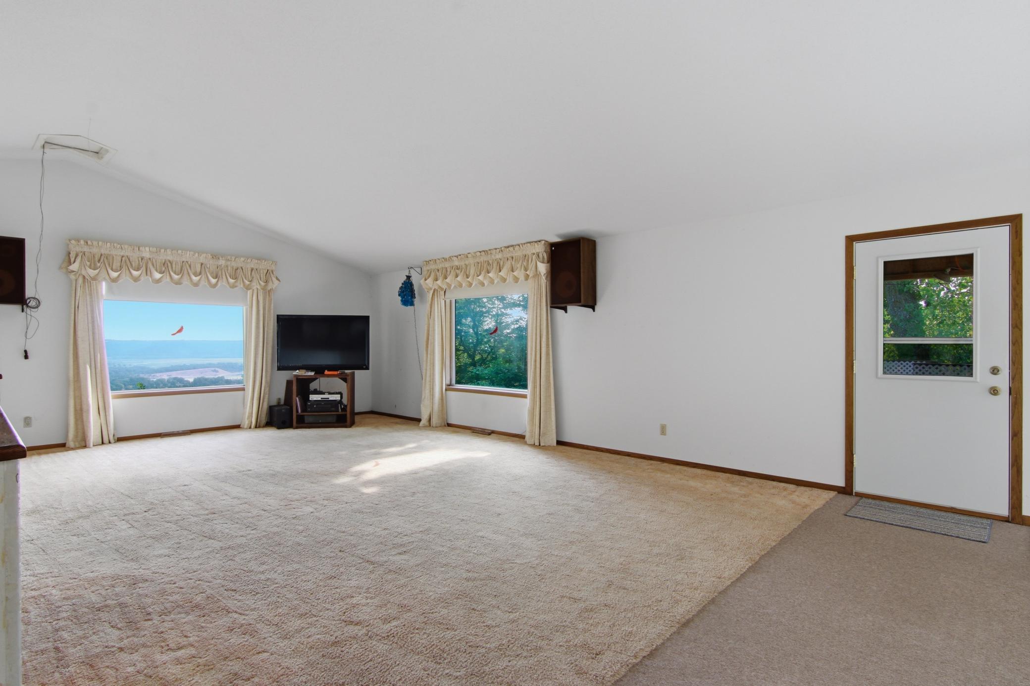 390 Skyline Drive Property Photo 12