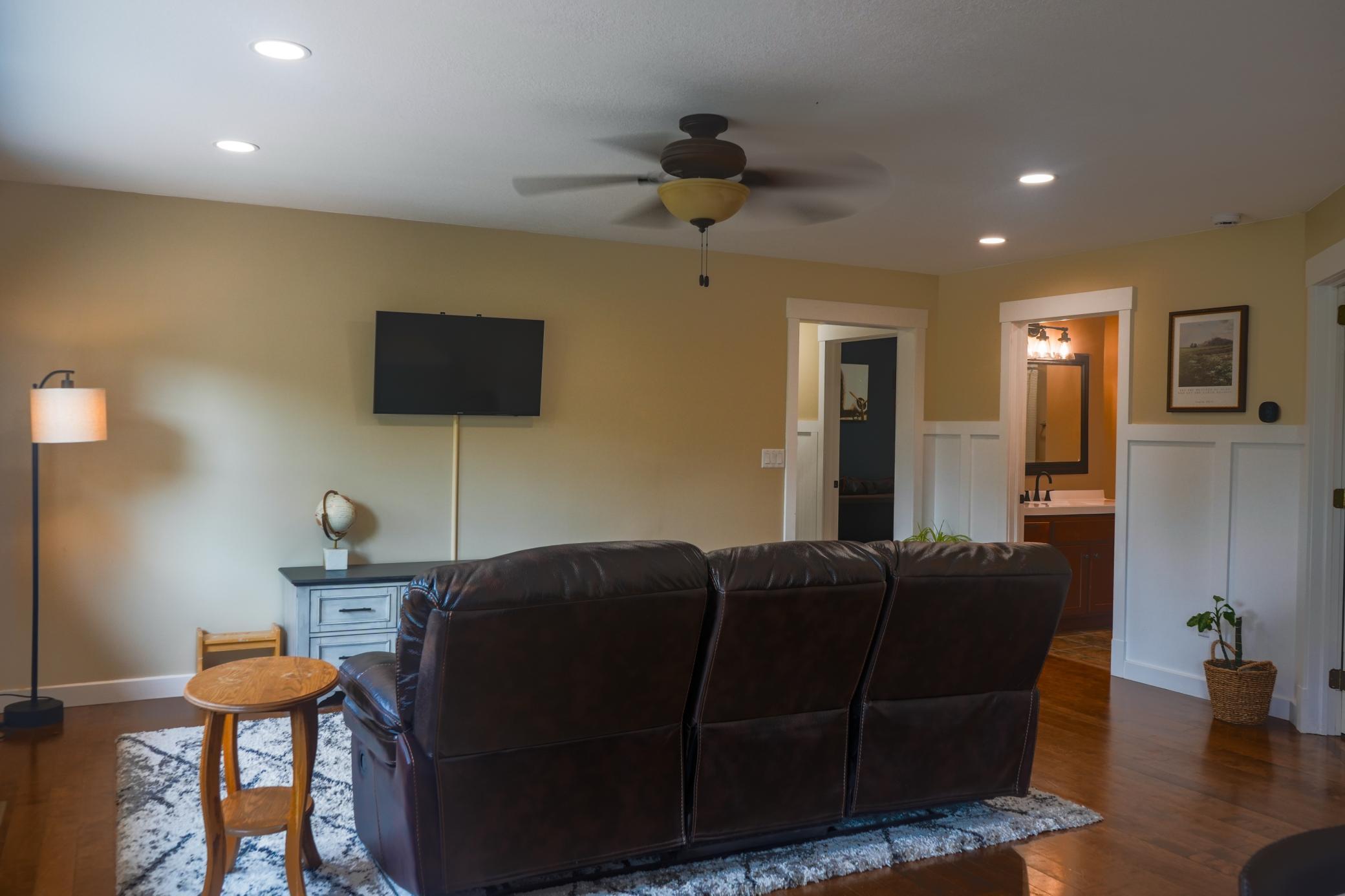 9312 Lone Oak Circle Property Photo 5
