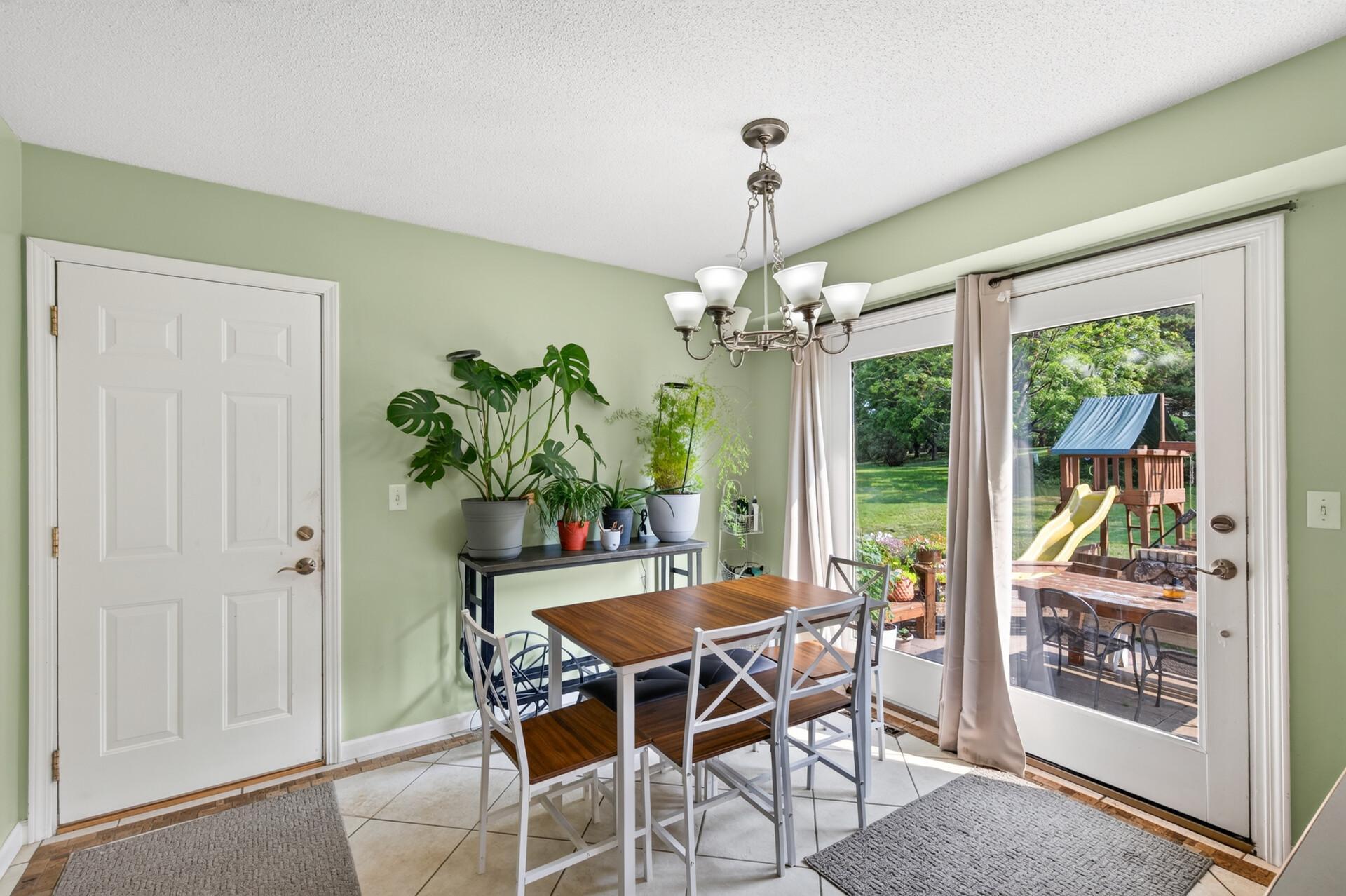 7460 Berkshire Way Property Photo 12