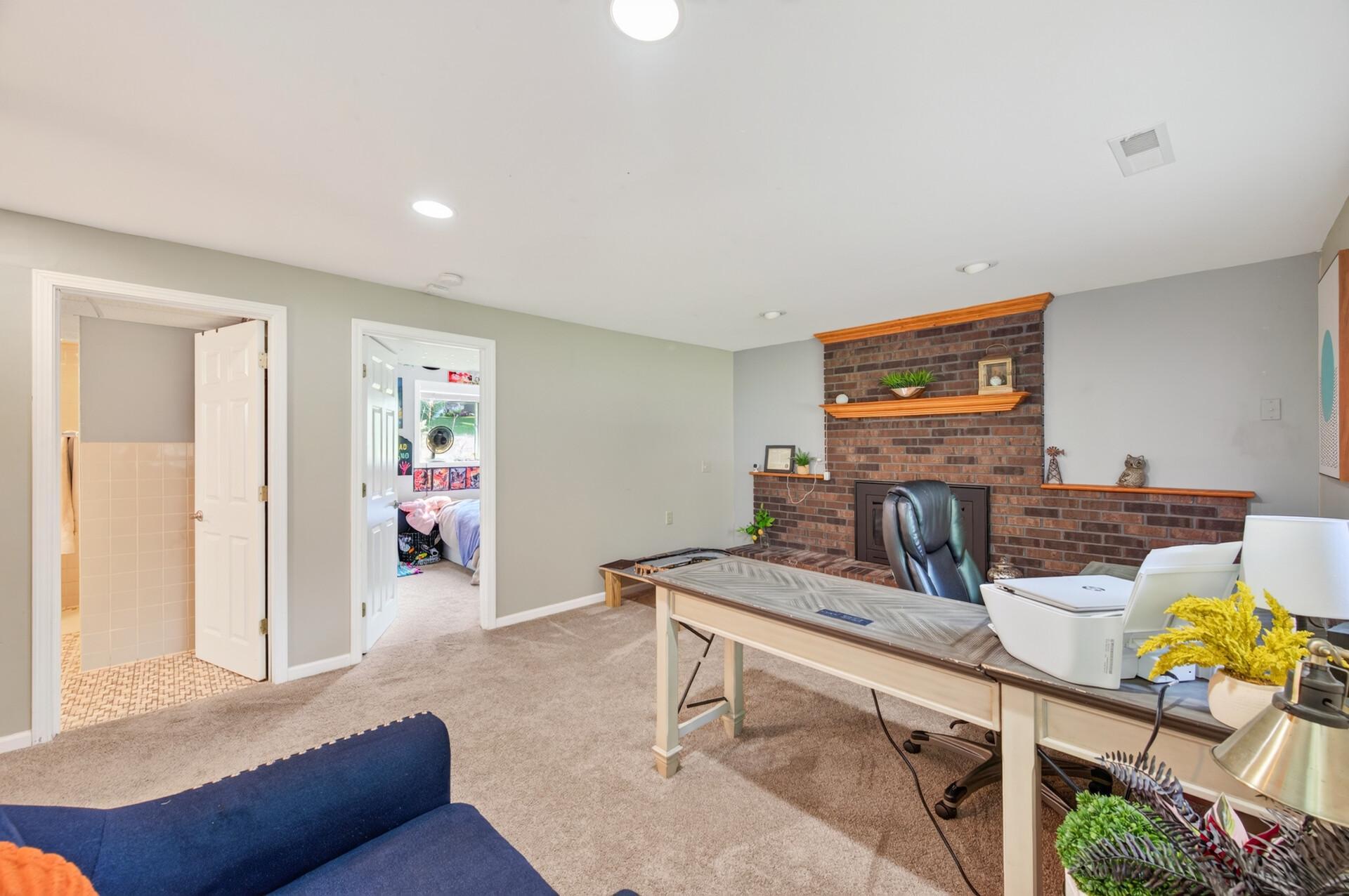 7460 Berkshire Way Property Photo 35