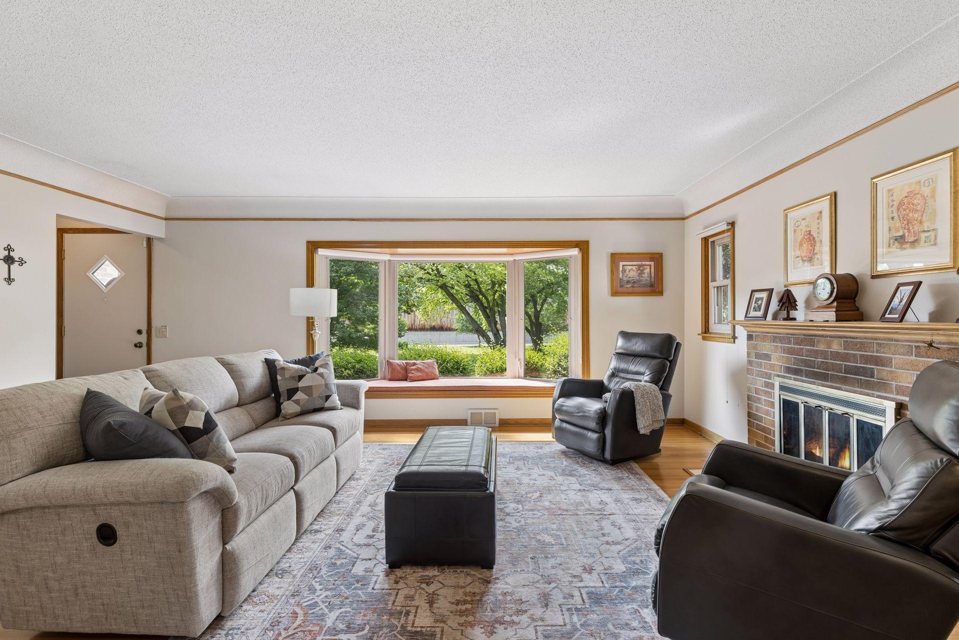 3240 Lilac Drive N Property Photo 7