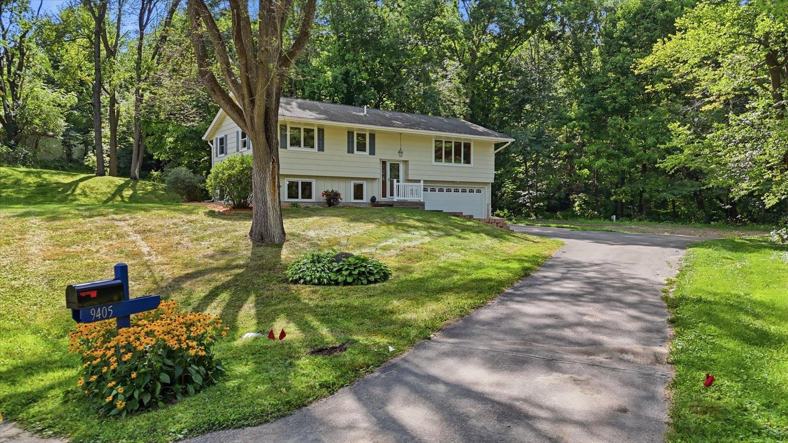 9405 Fox Valley Drive Property Photo 3