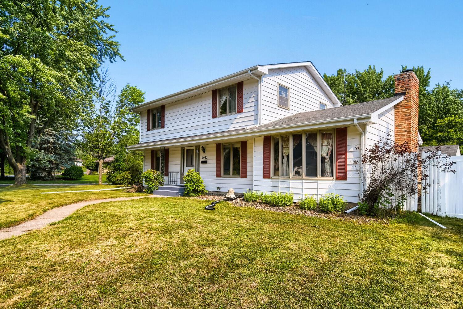 7932 38 1/2 Avenue N Property Photo 1