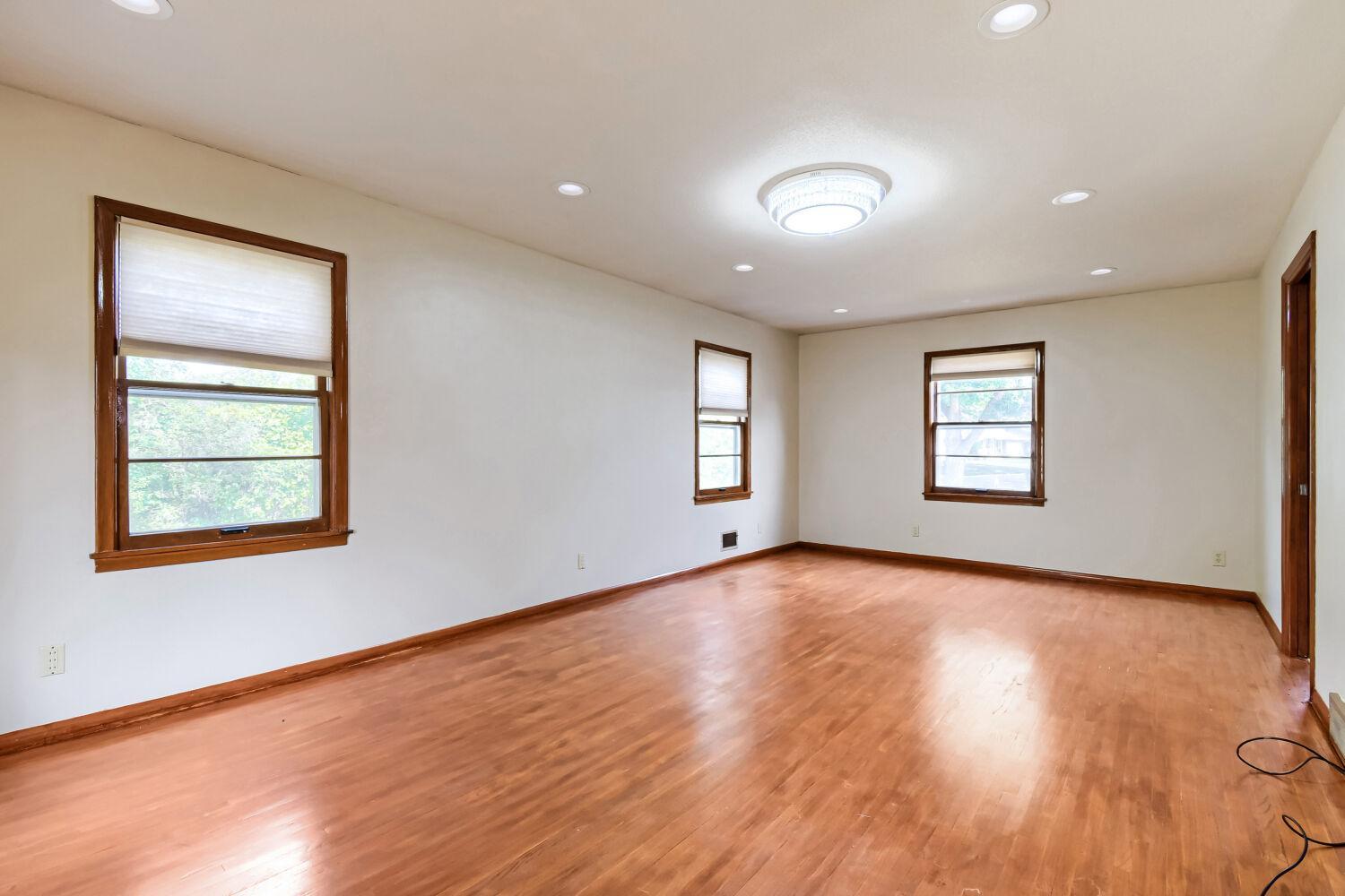 7932 38 1/2 Avenue N Property Photo 8