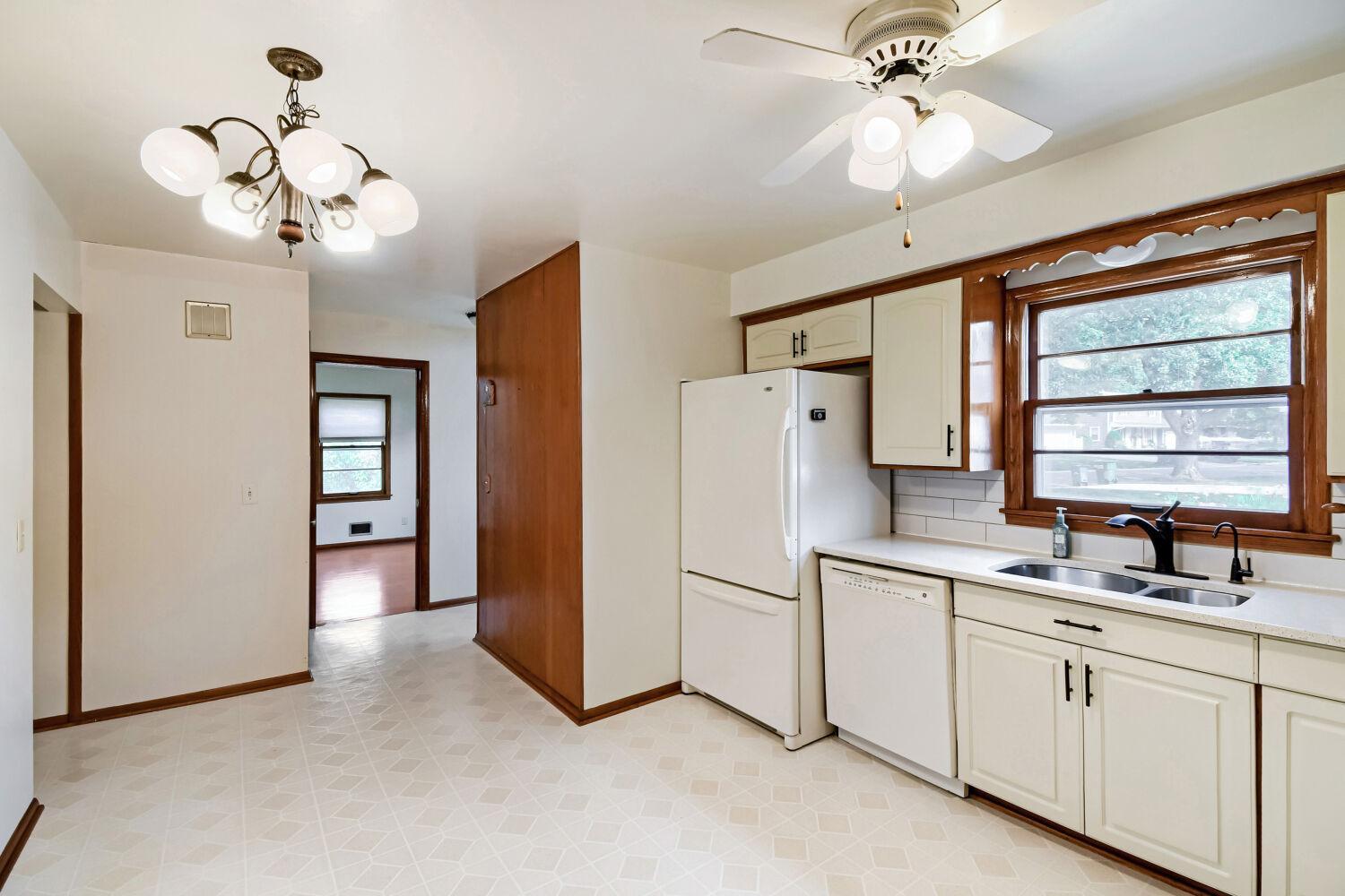 7932 38 1/2 Avenue N Property Photo 13
