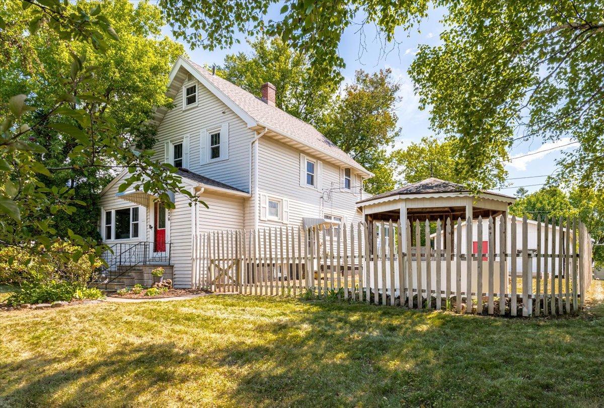 824 E 11th Street Property Photo 1
