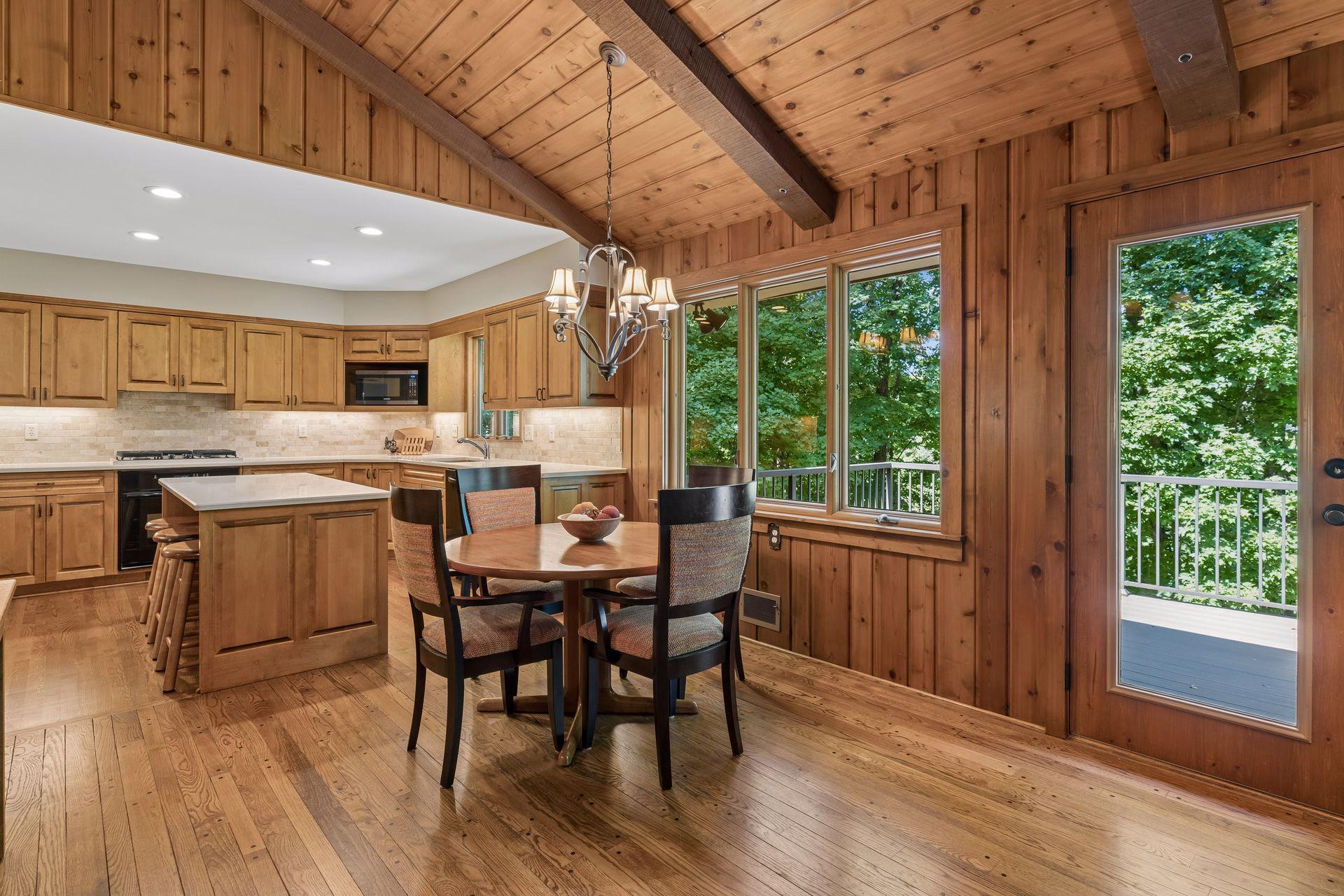 17380 Hampton Court Property Photo 8