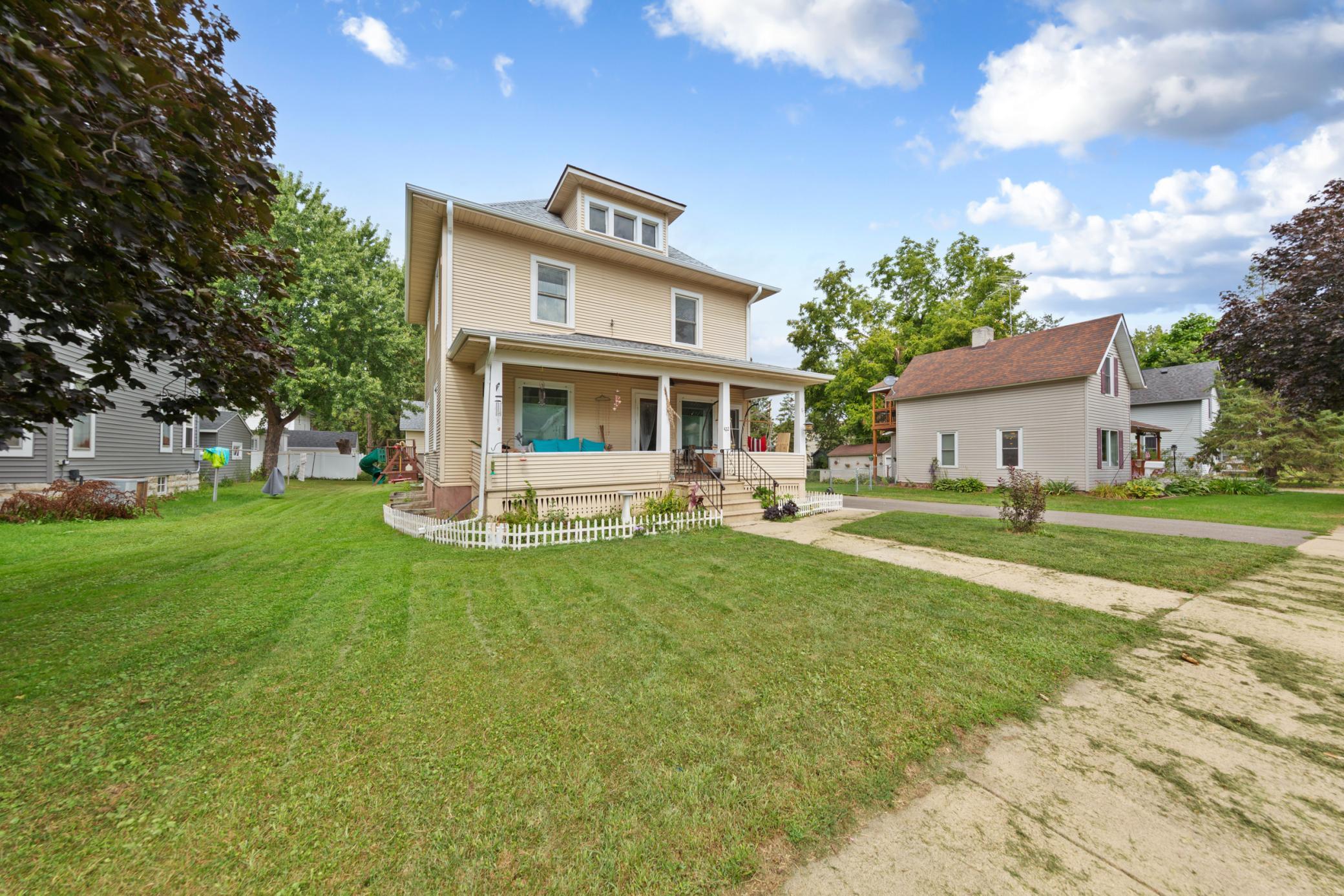 422 1st Street Nw Property Photo 1