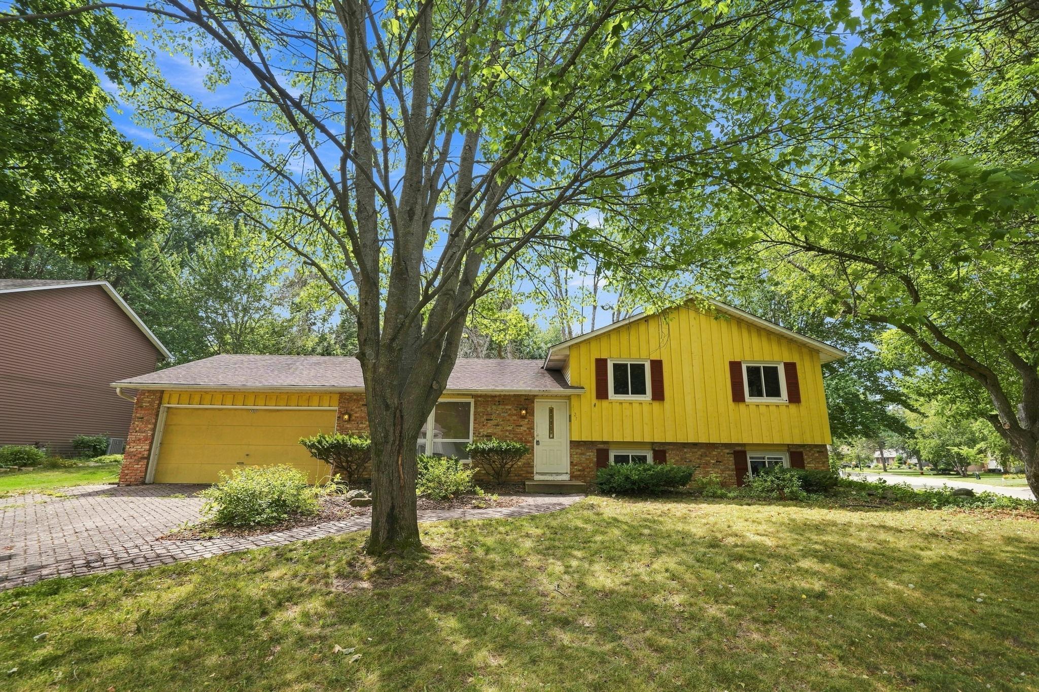 2527 Interlachen Drive Property Photo 1