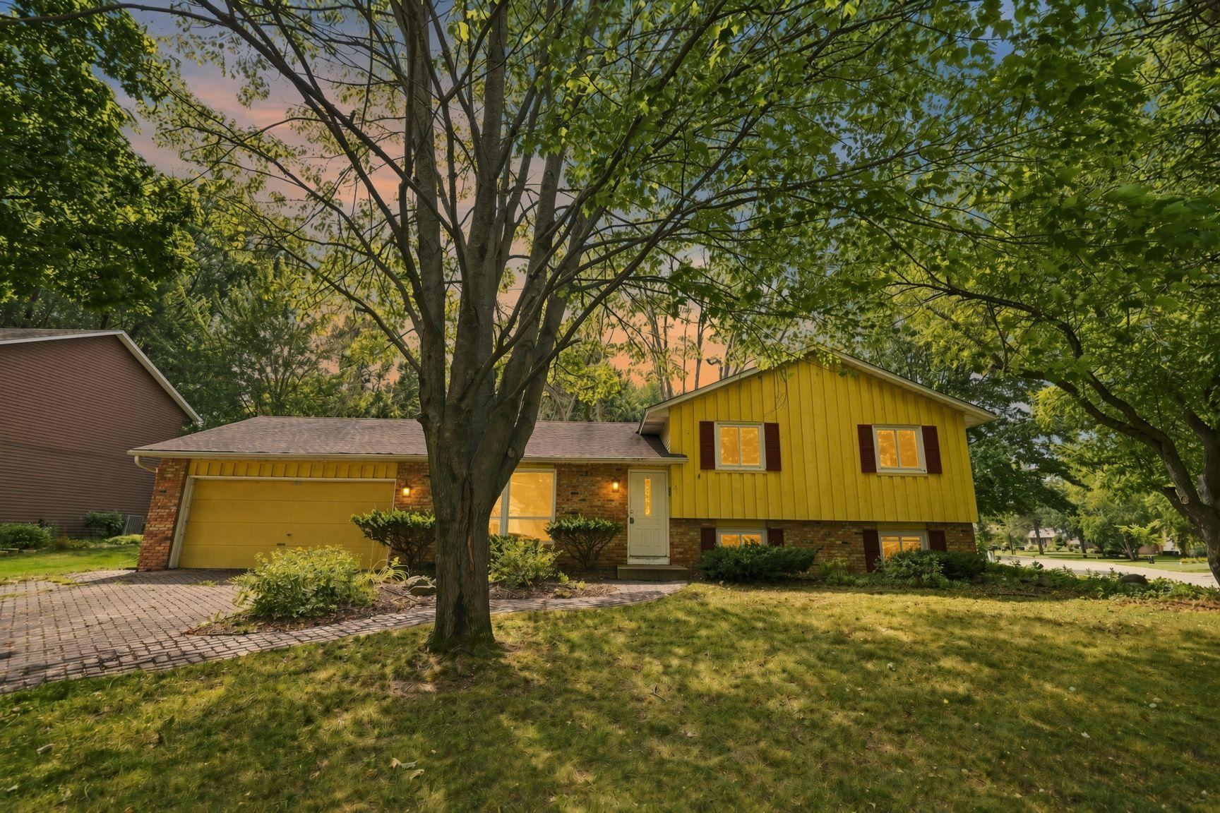 2527 Interlachen Drive Property Photo 2