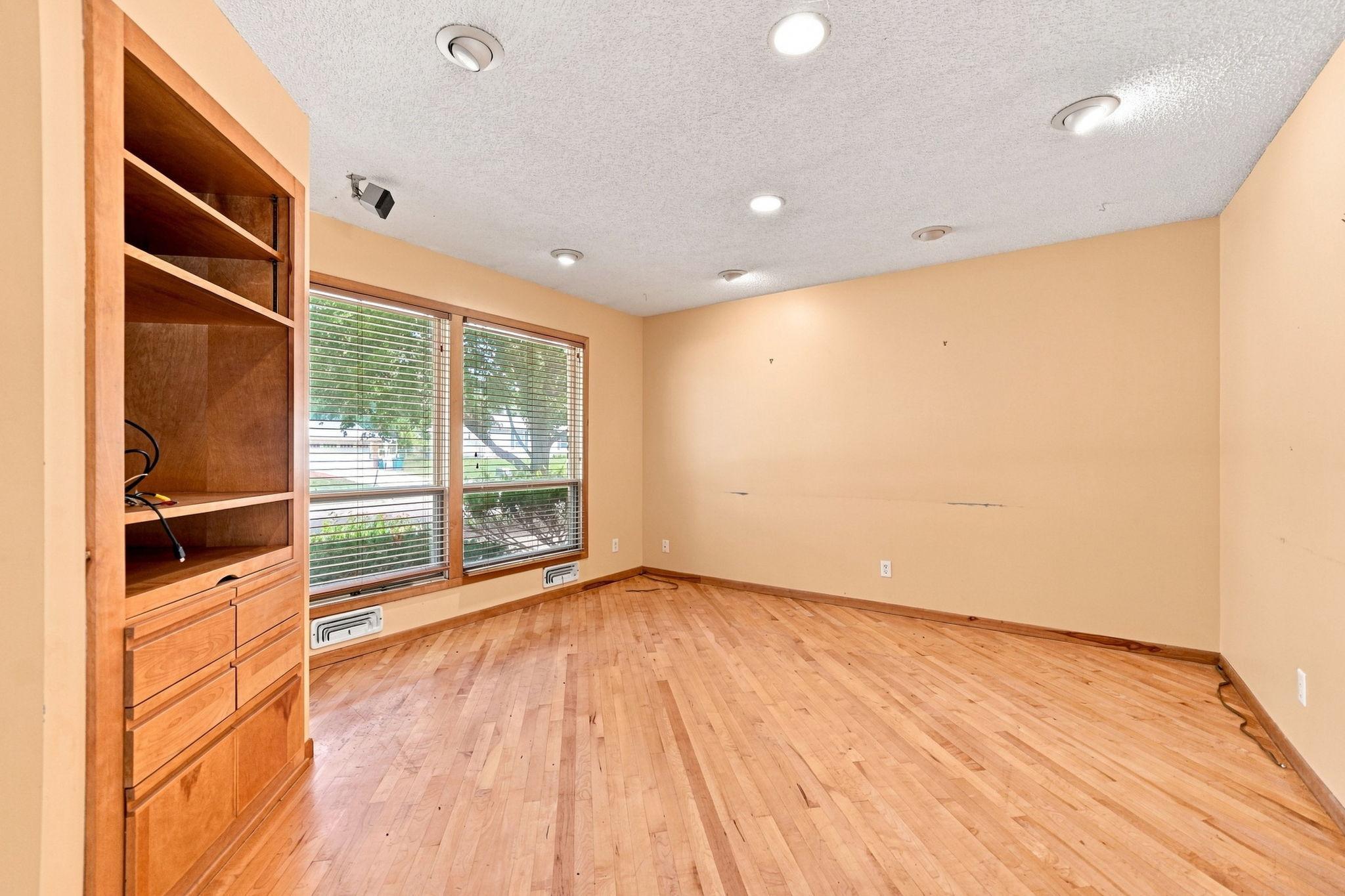 2527 Interlachen Drive Property Photo 3