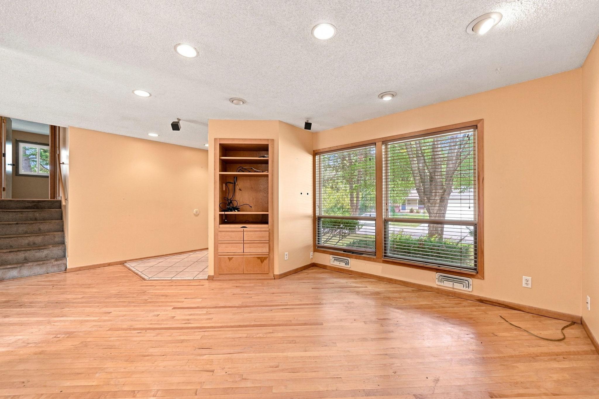 2527 Interlachen Drive Property Photo 4