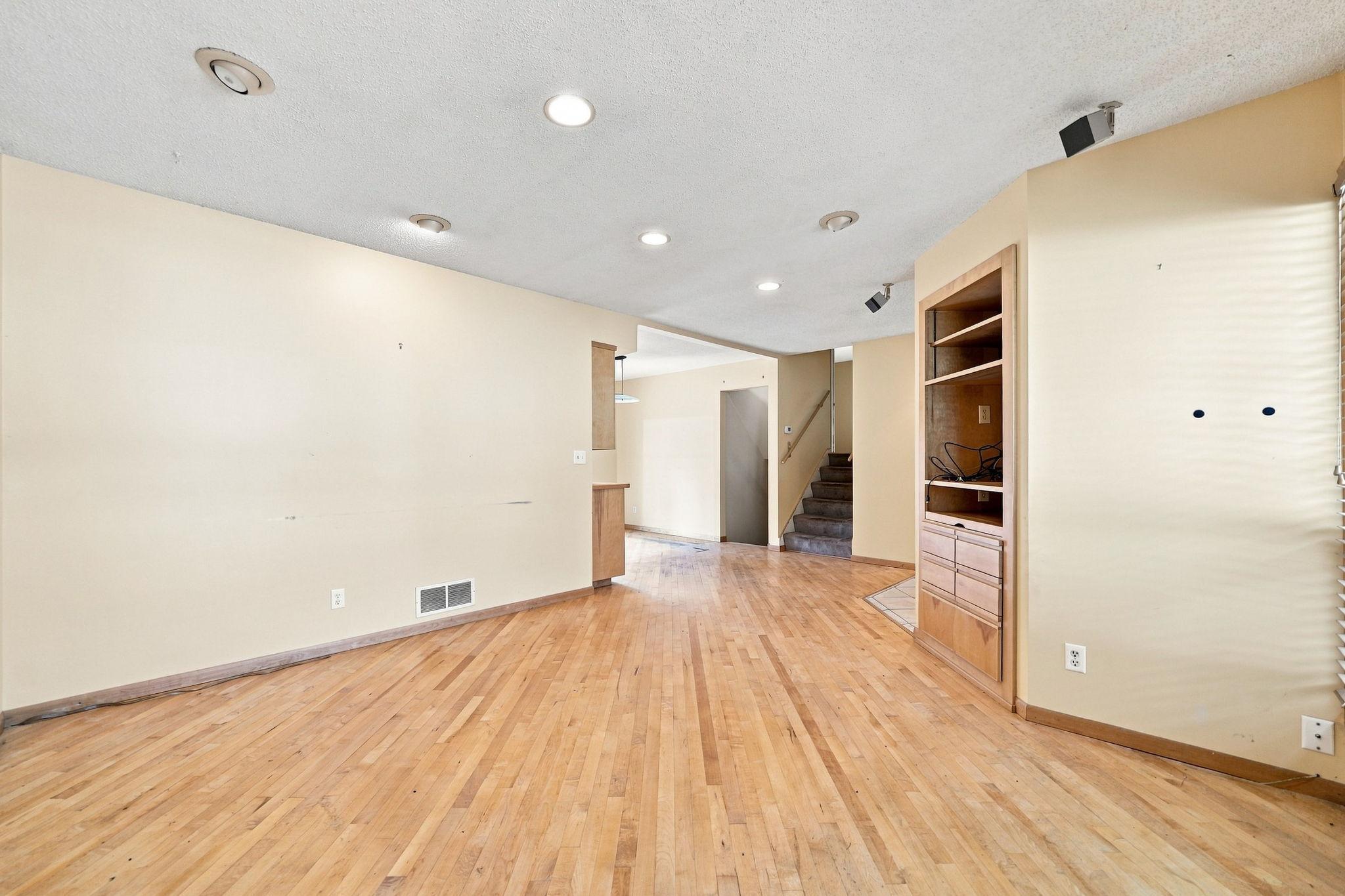 2527 Interlachen Drive Property Photo 5