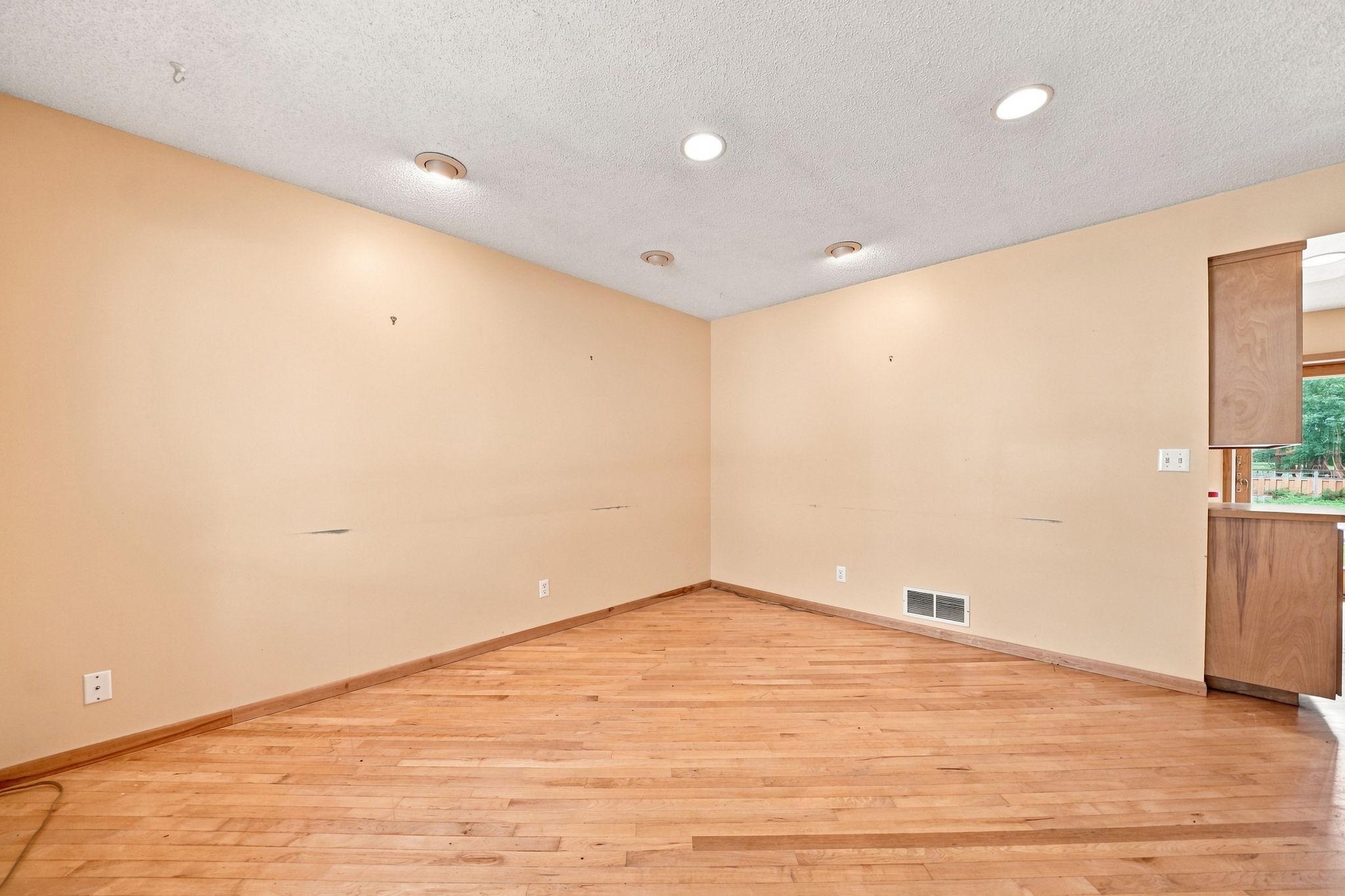 2527 Interlachen Drive Property Photo 6