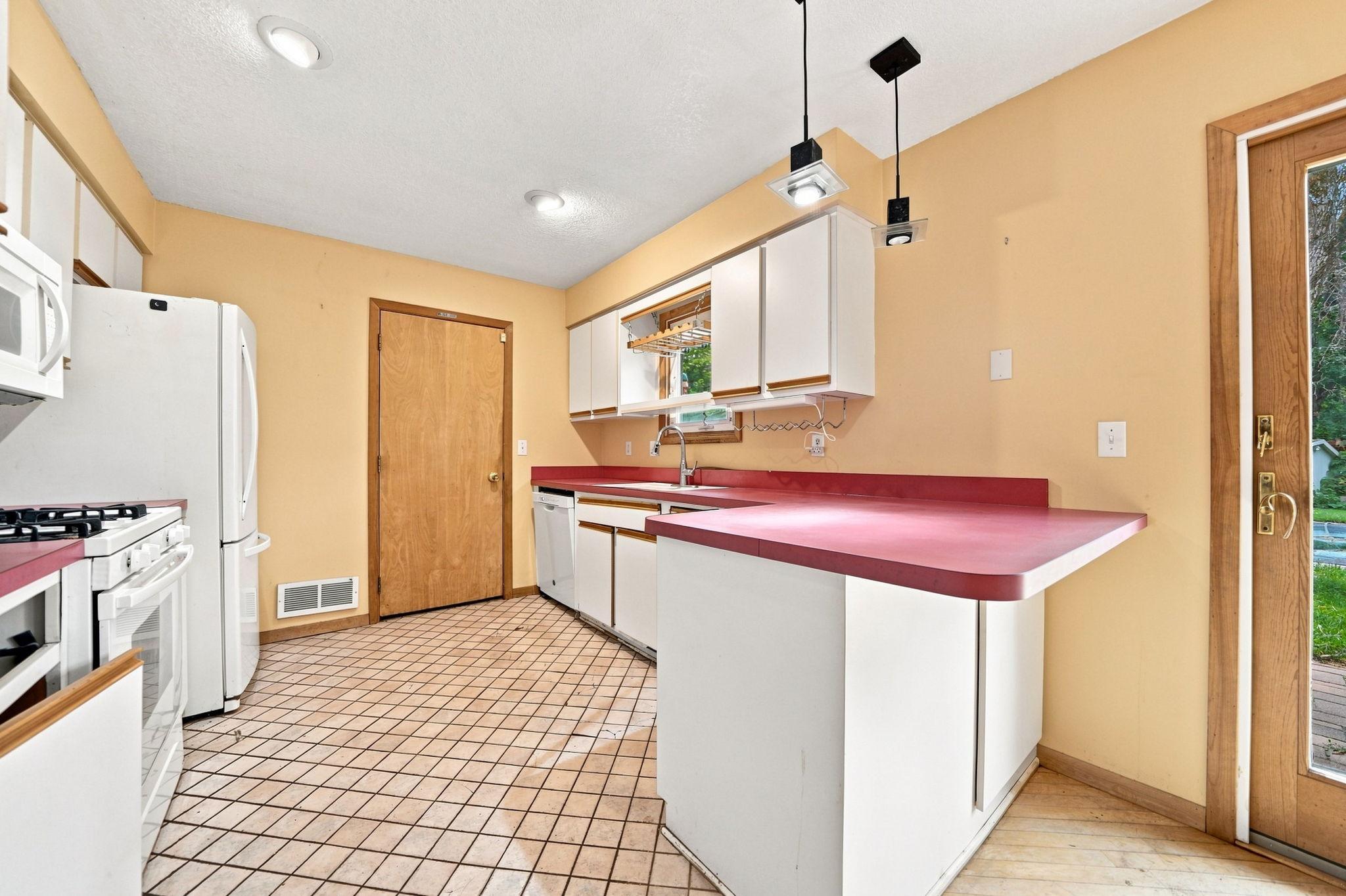 2527 Interlachen Drive Property Photo 9