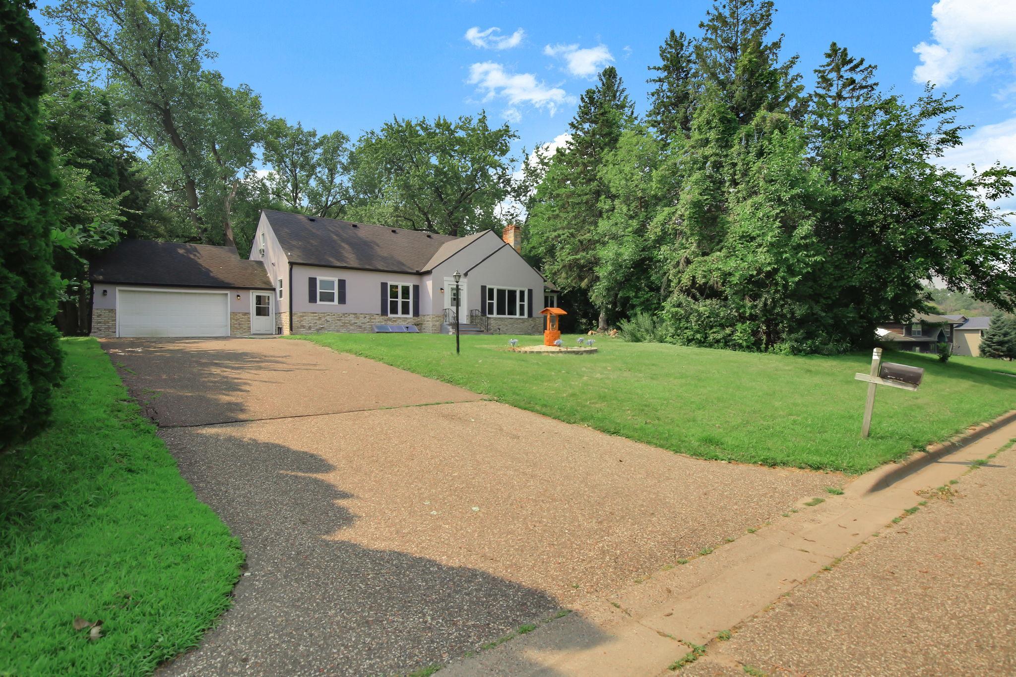 770 Viking Drive E Property Photo 4