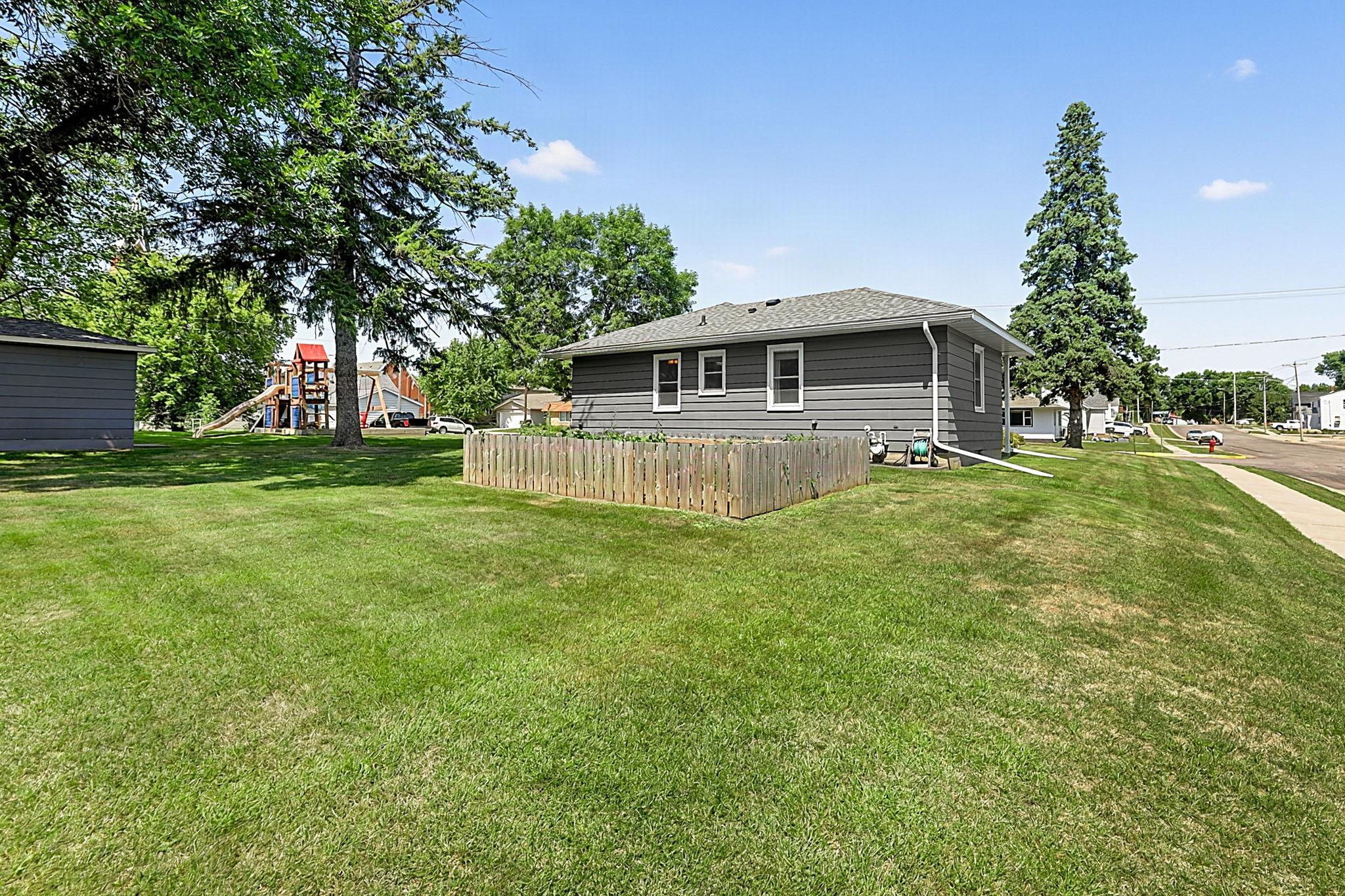 211 Cedar Avenue S Property Photo 4