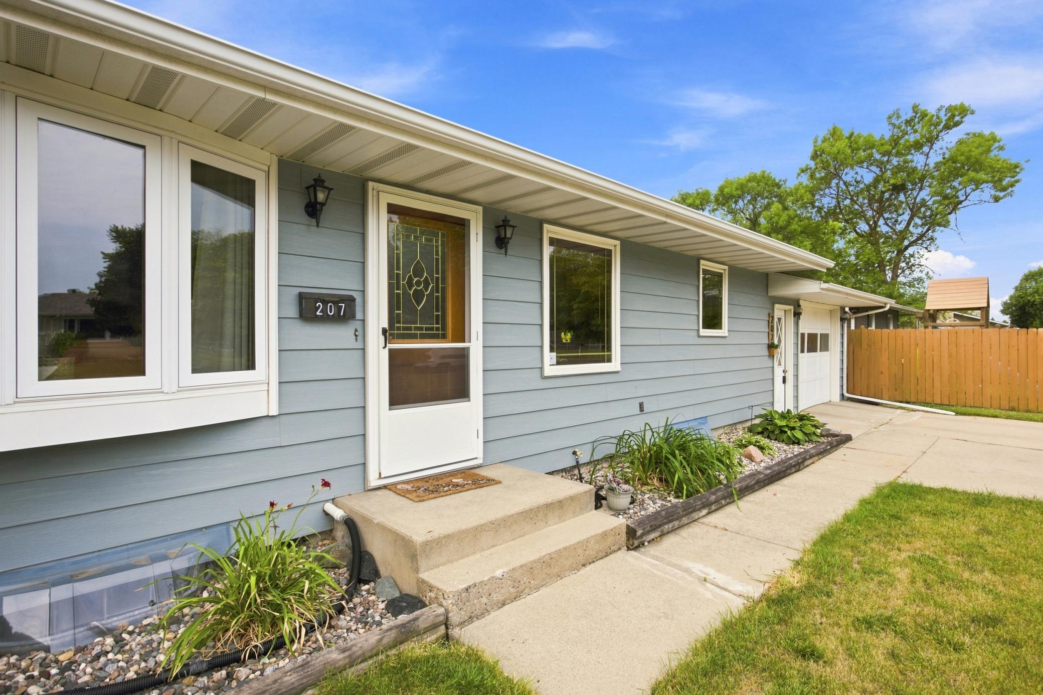 207 7th Avenue E Property Photo 3