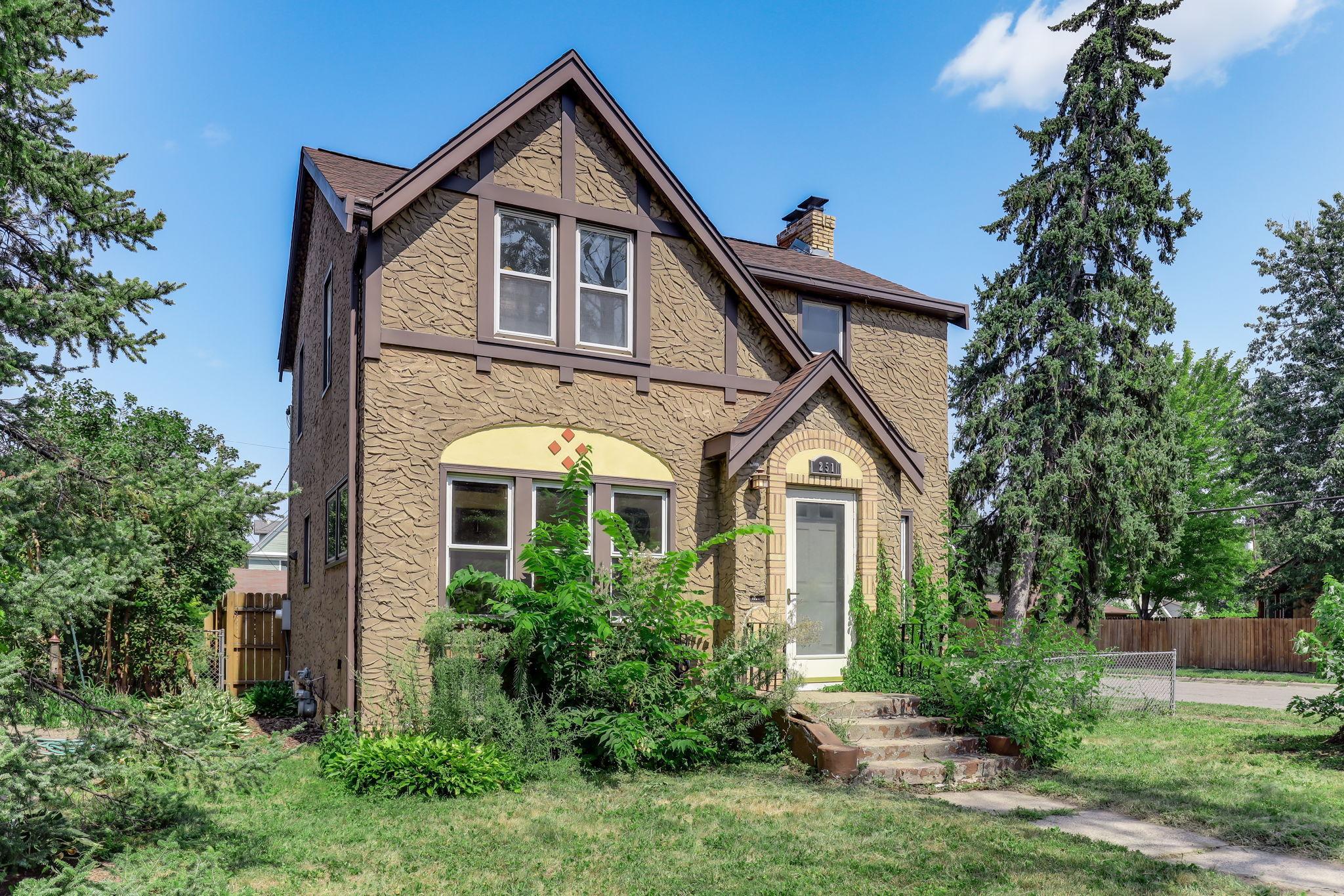 251 Stevens Street W Property Photo 1