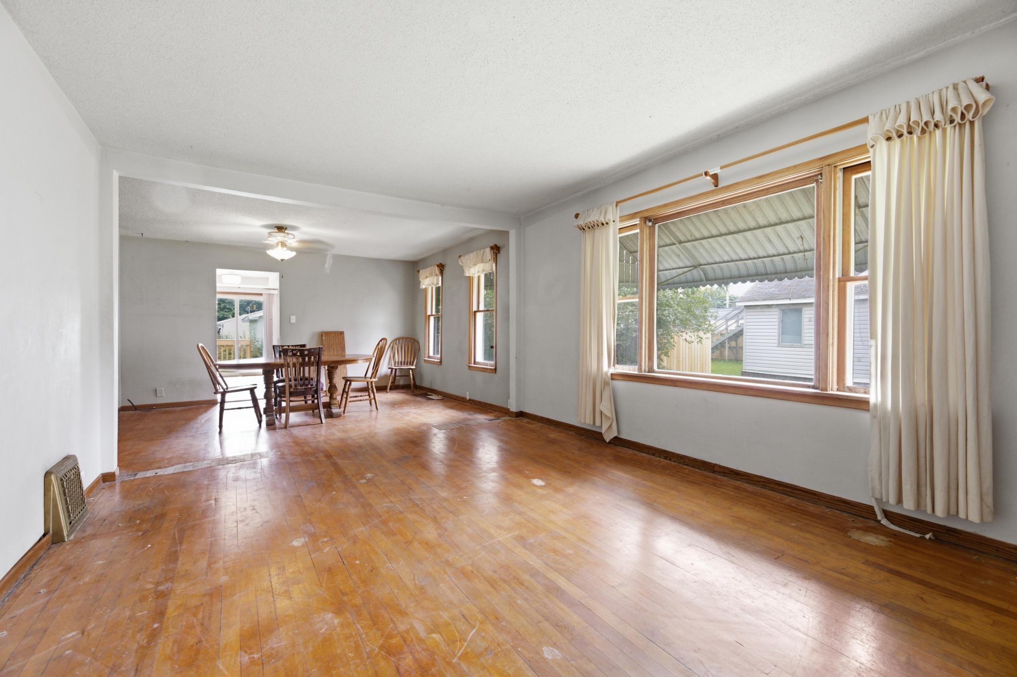 419 E Broadway Street Property Photo 4