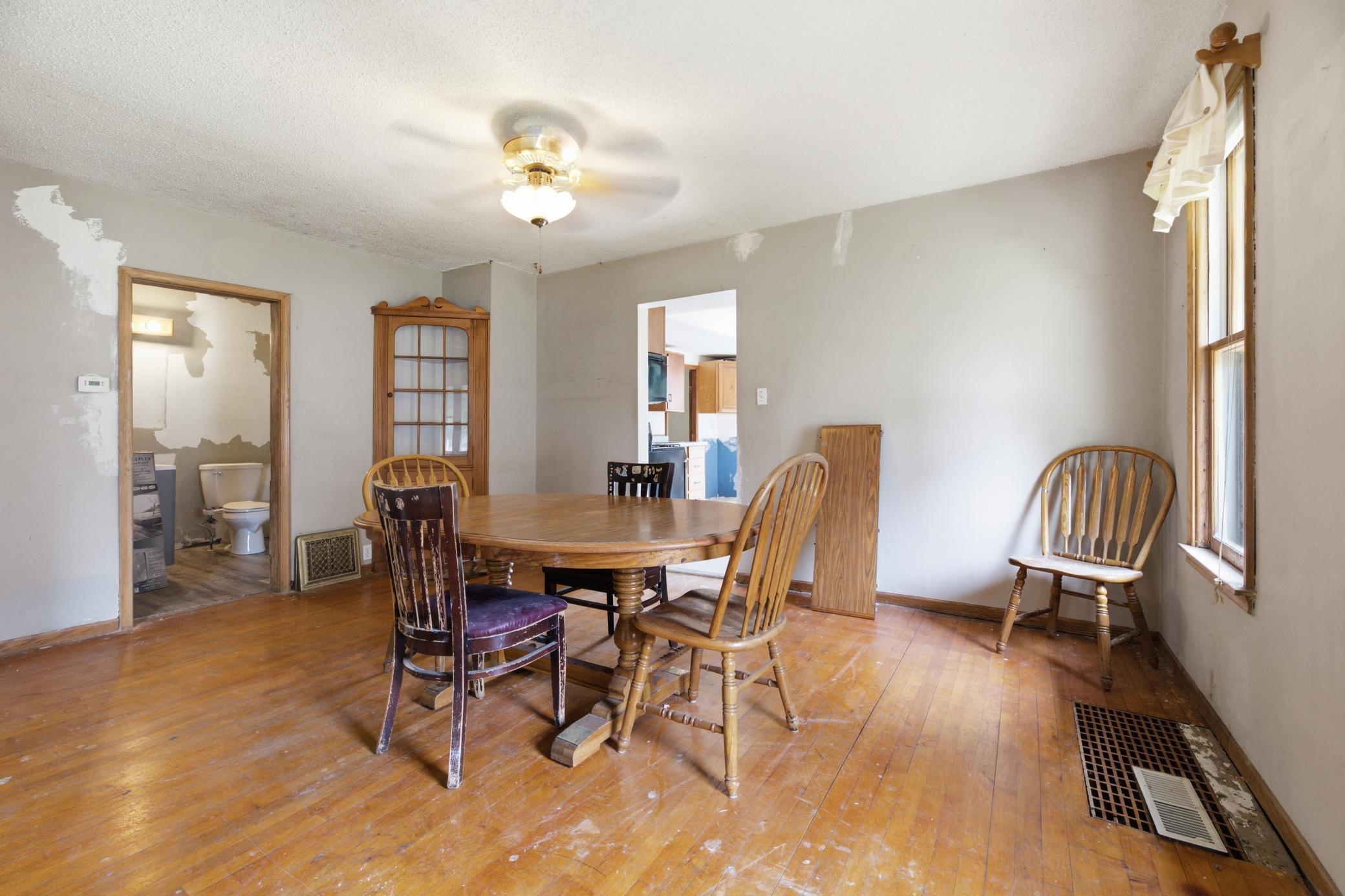419 E Broadway Street Property Photo 6