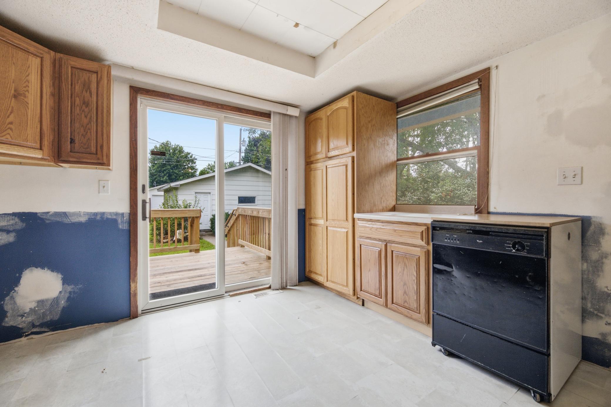 419 E Broadway Street Property Photo 8