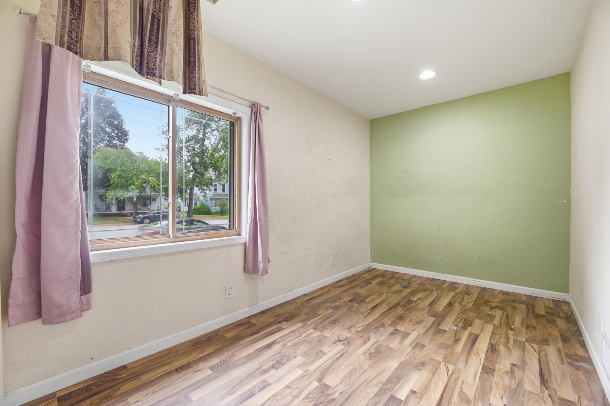419 E Broadway Street Property Photo 11