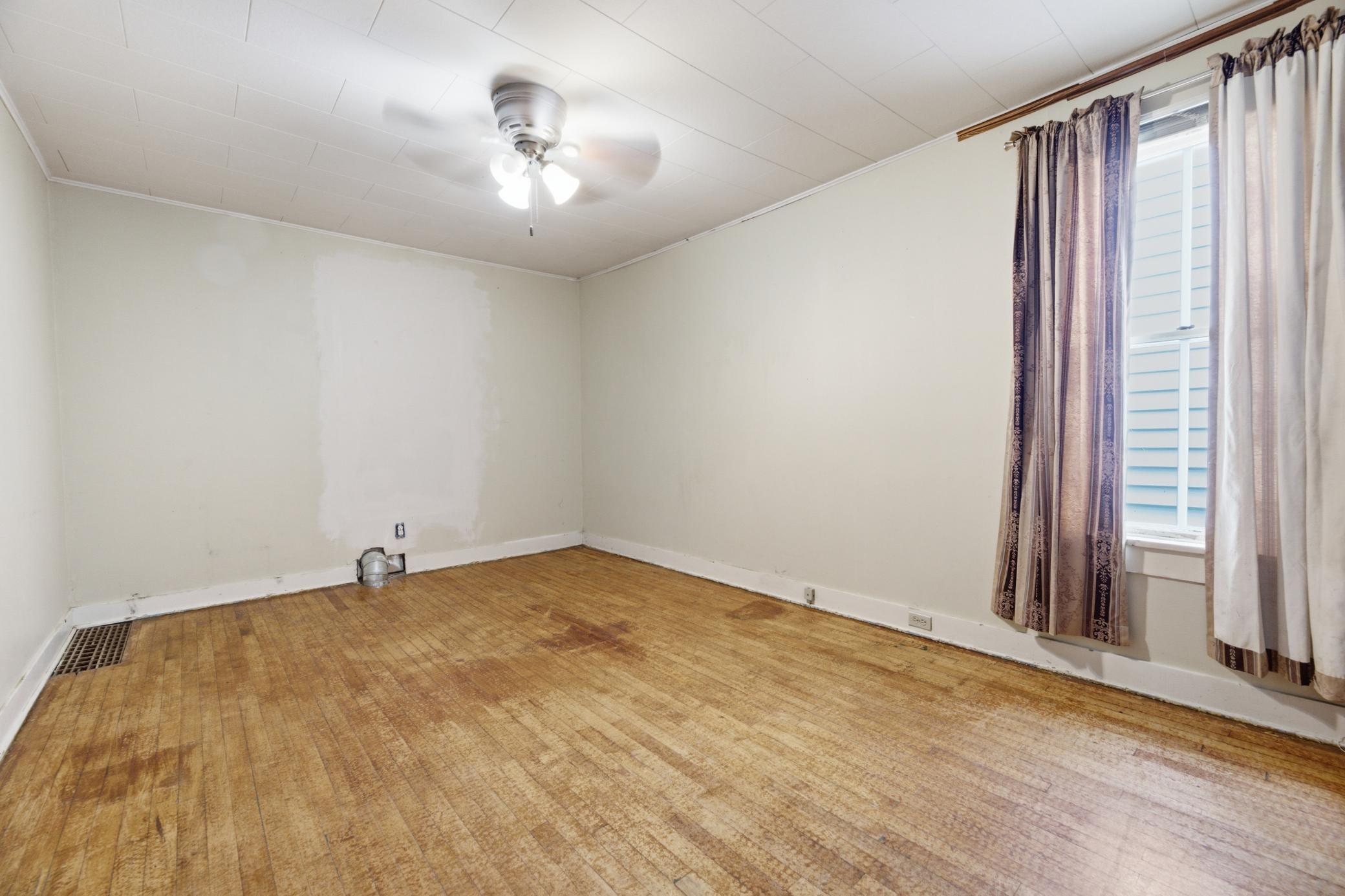 419 E Broadway Street Property Photo 13