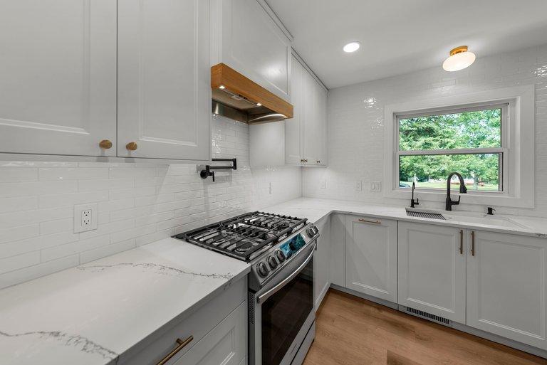 8124 Mount Curve Boulevard Property Photo 16