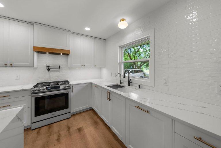 8124 Mount Curve Boulevard Property Photo 17