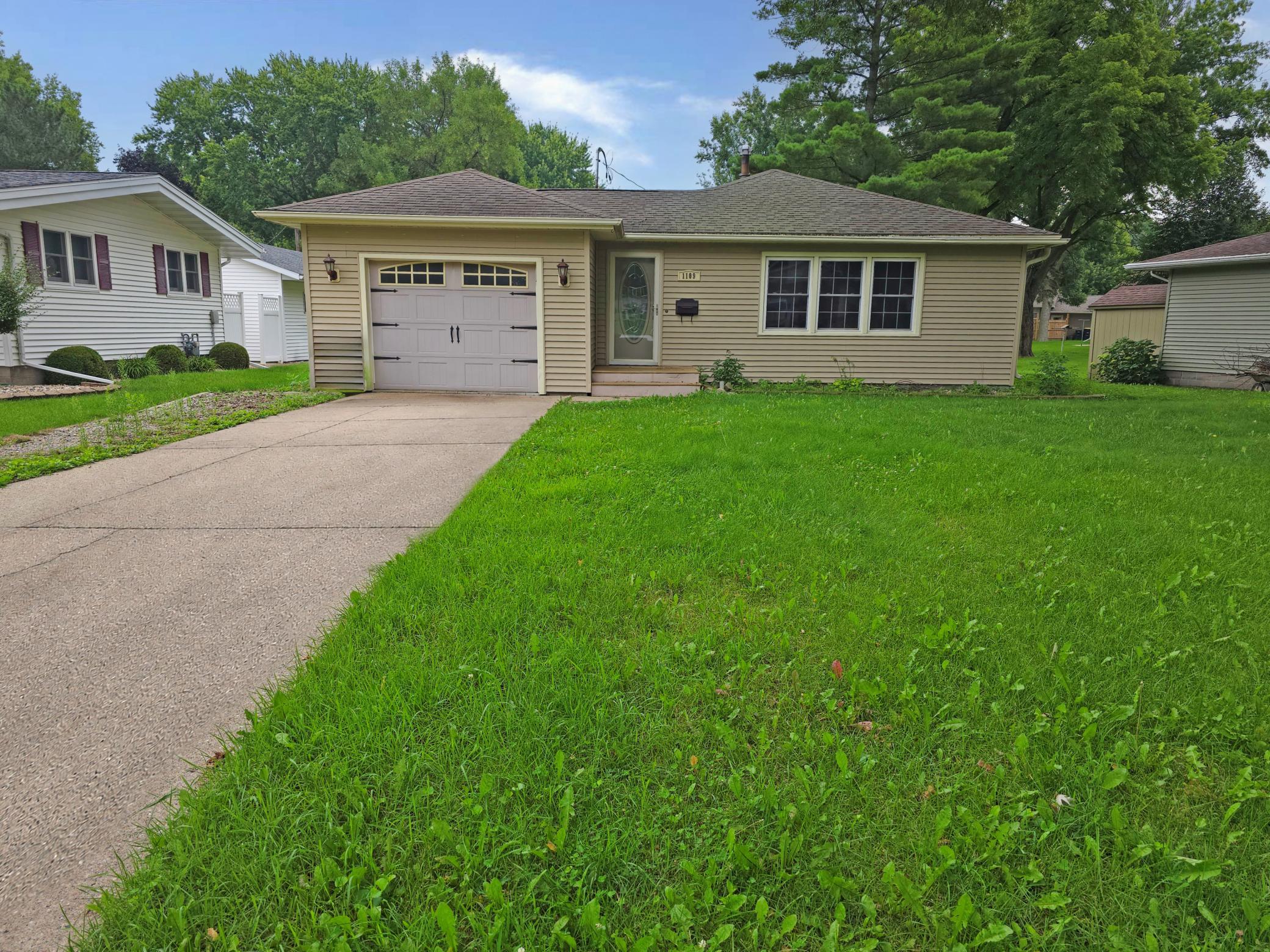 1109 S Moore Street Property Photo 1