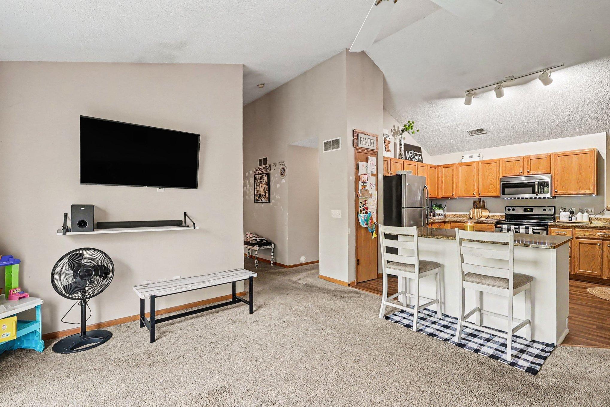 7335 Derby Lane Property Photo 4