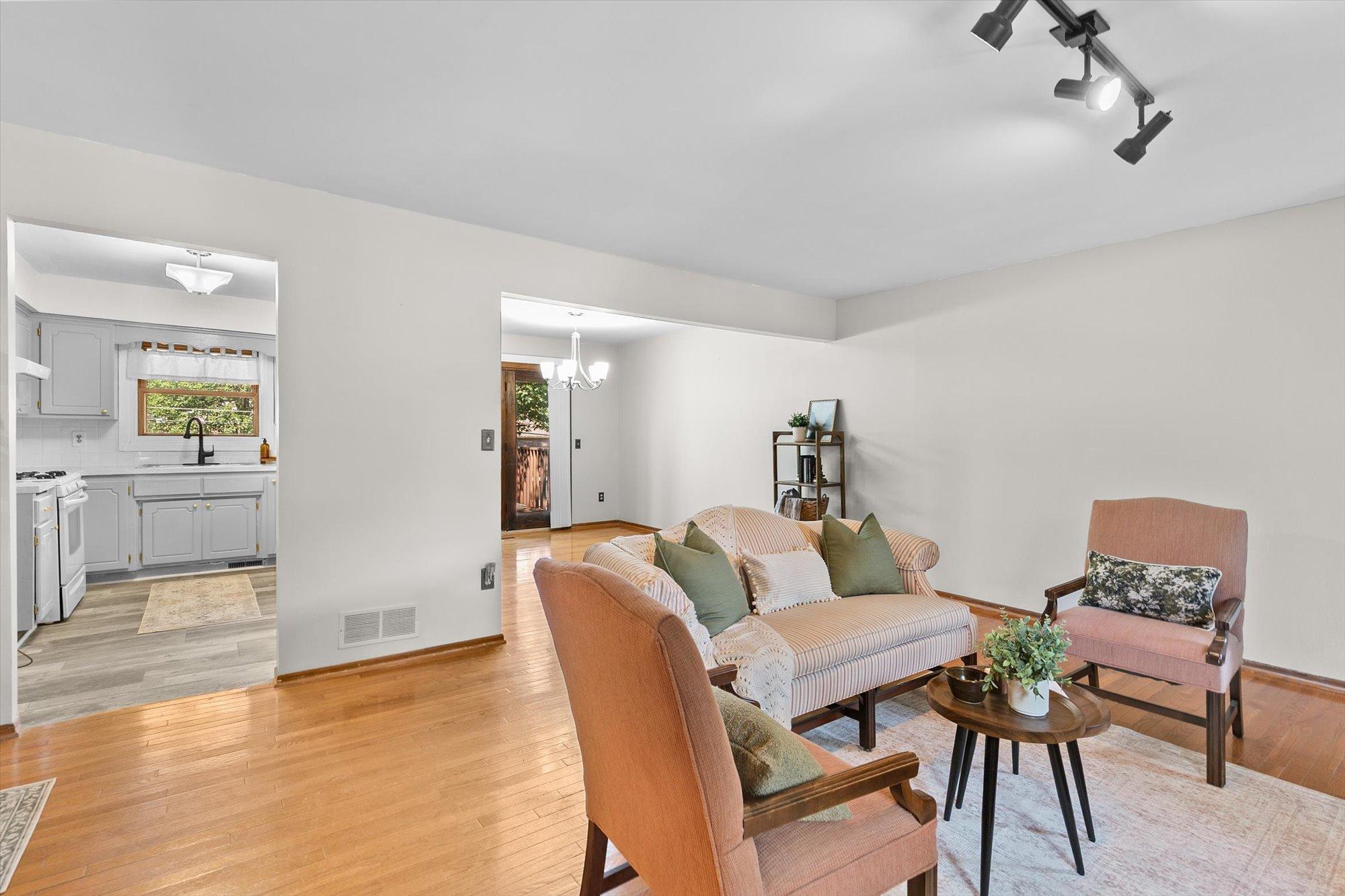 677 California Avenue E Property Photo 14