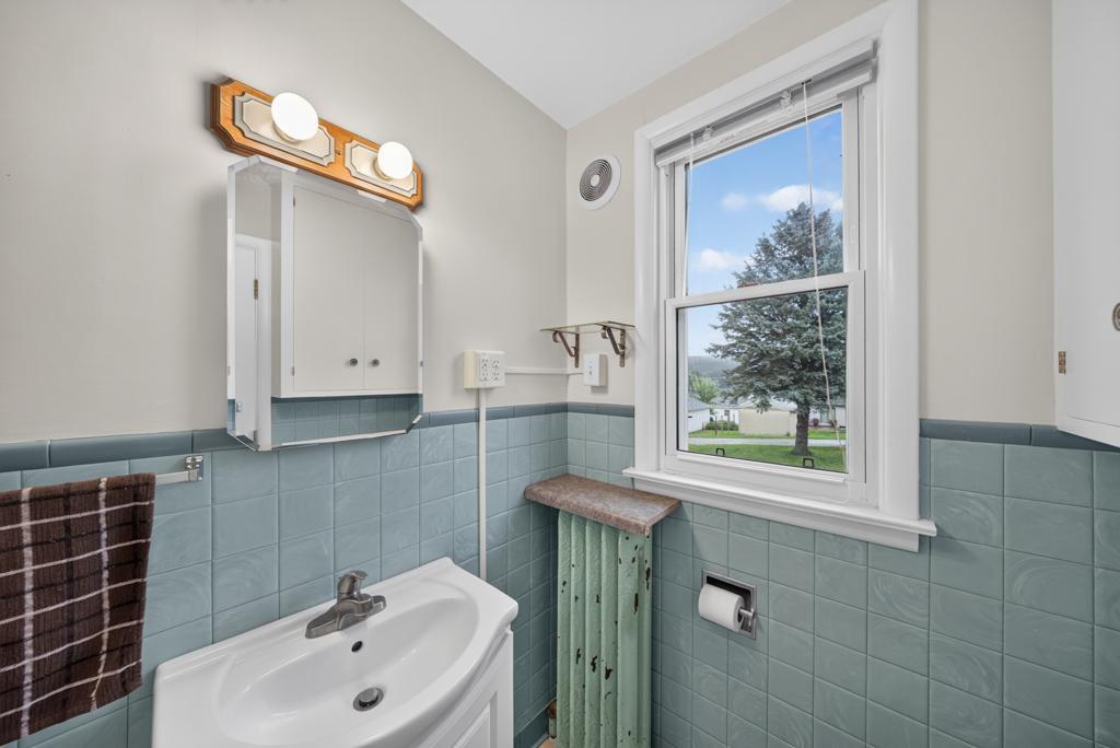704 Viking Avenue S Property Photo 21