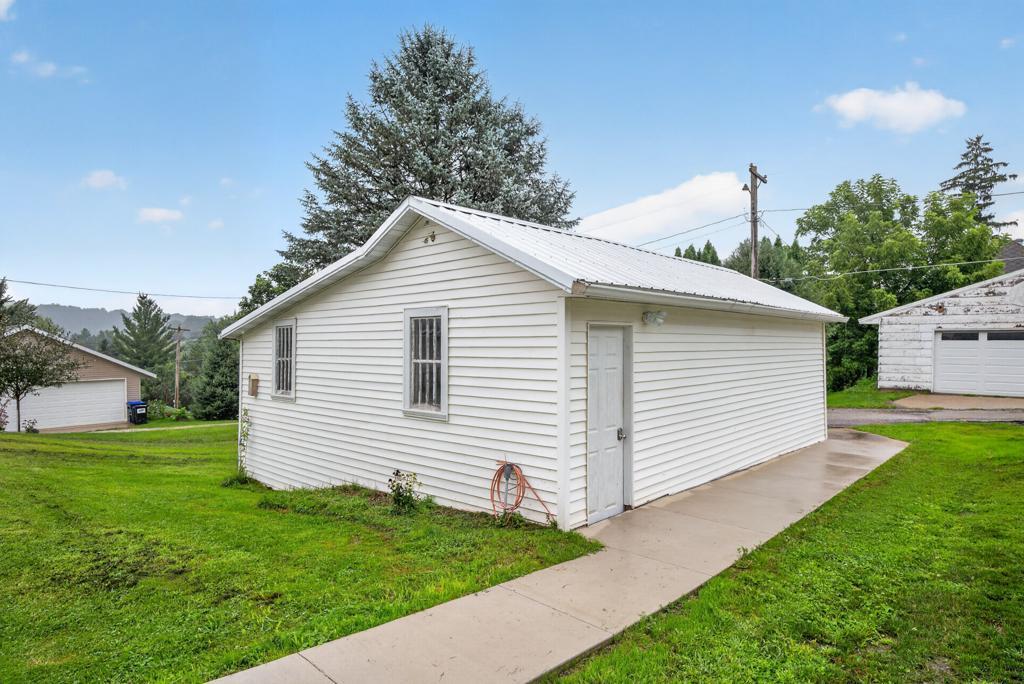 704 Viking Avenue S Property Photo 35