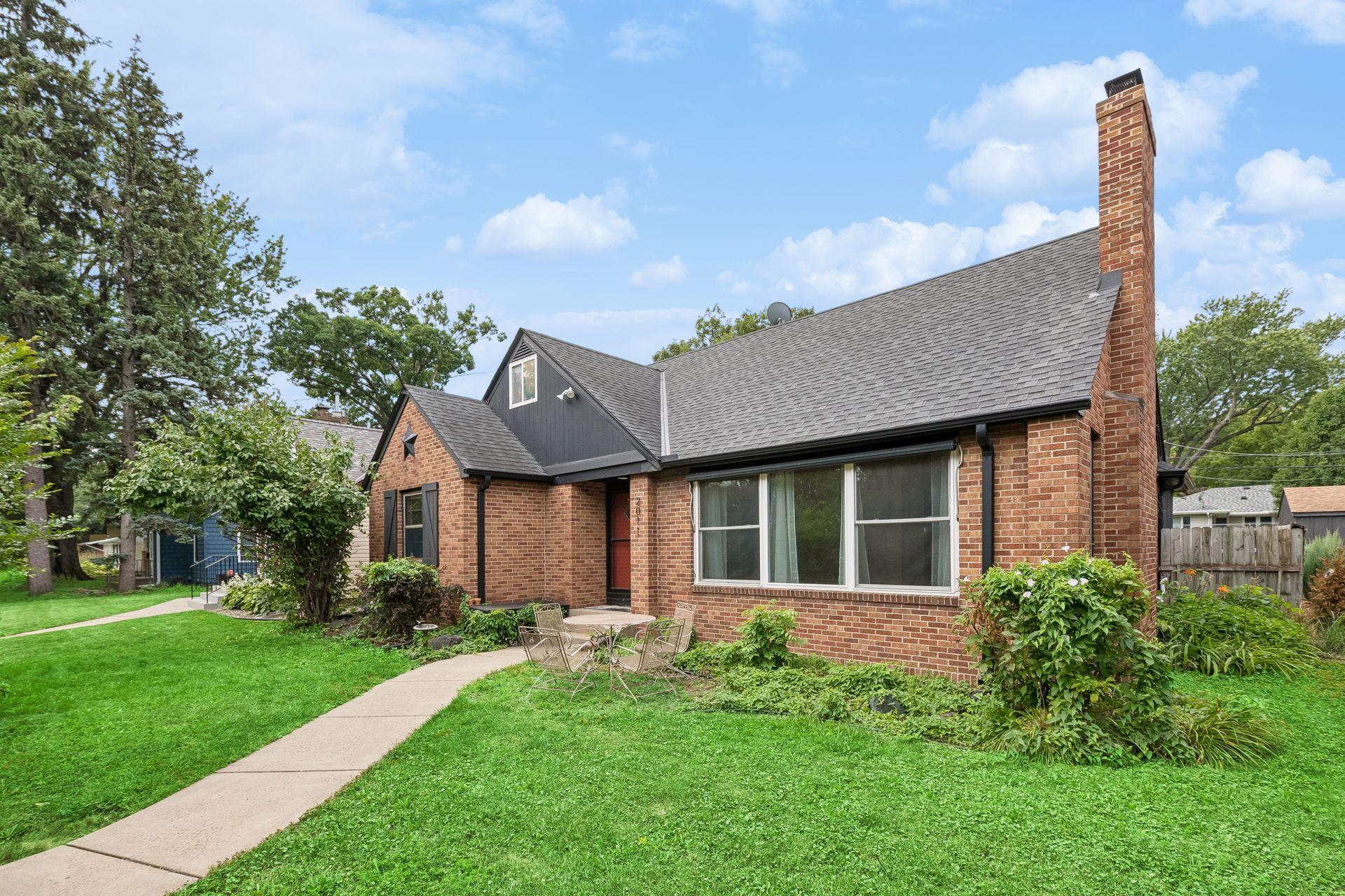 2011 Vincent Avenue N Property Photo 1