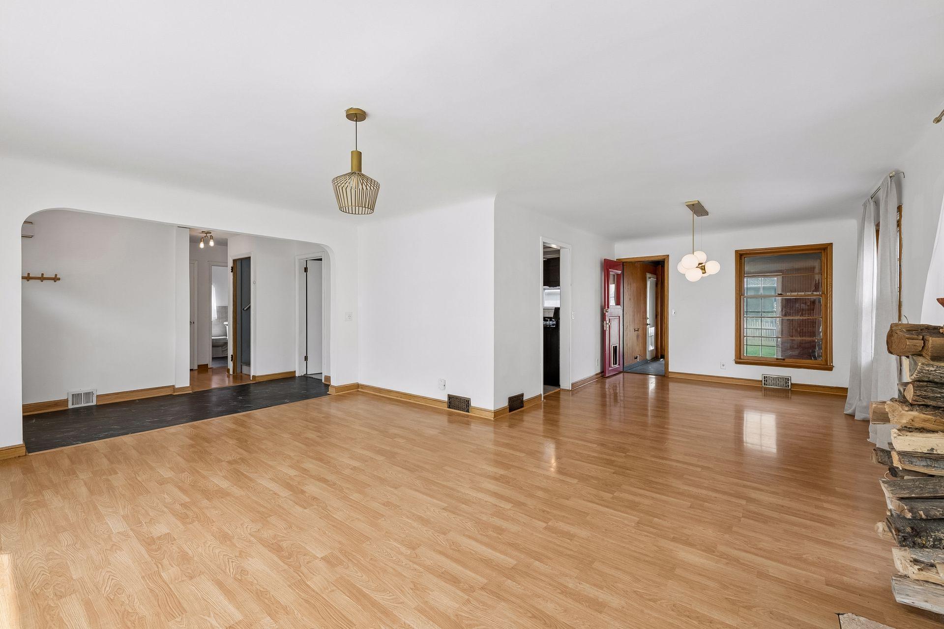 2011 Vincent Avenue N Property Photo 8