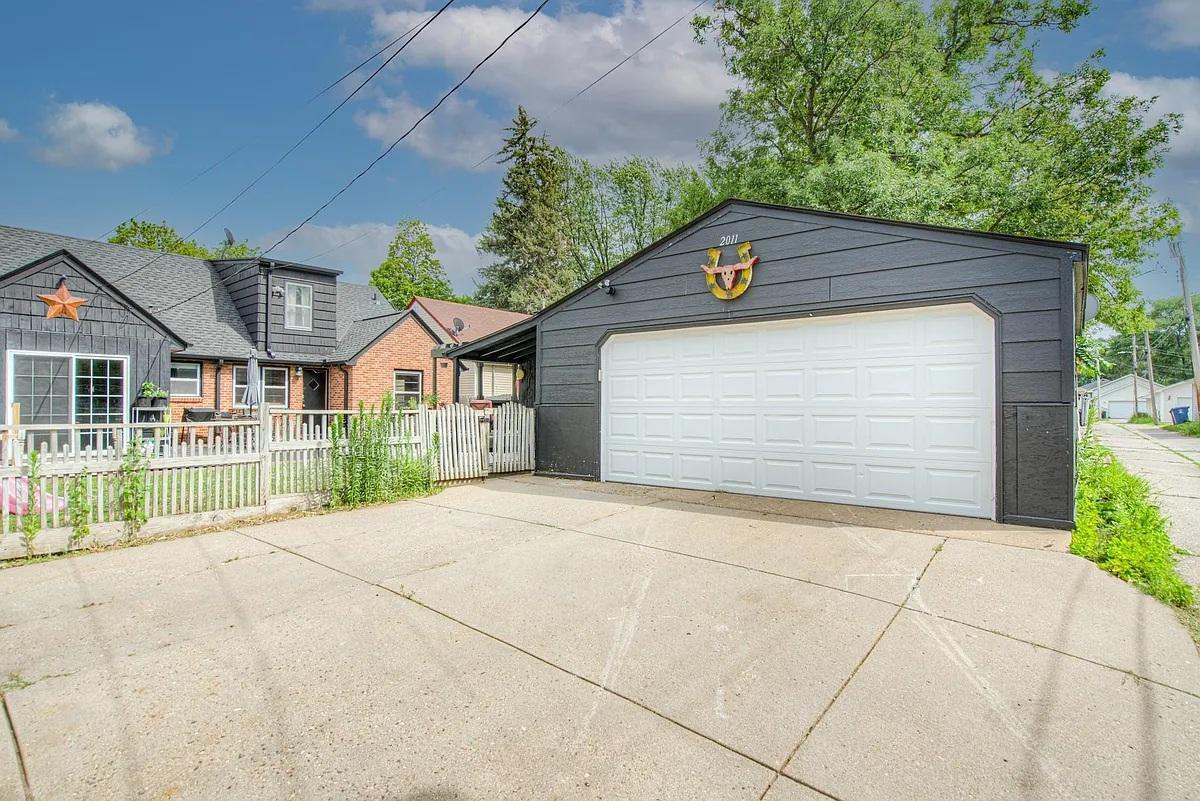 2011 Vincent Avenue N Property Photo 39