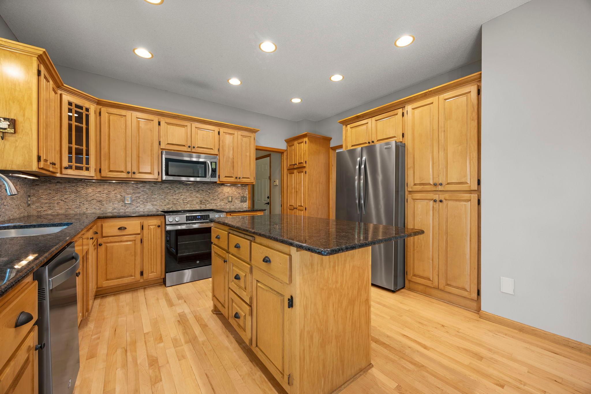 18462 Gladstone Boulevard N Property Photo 16