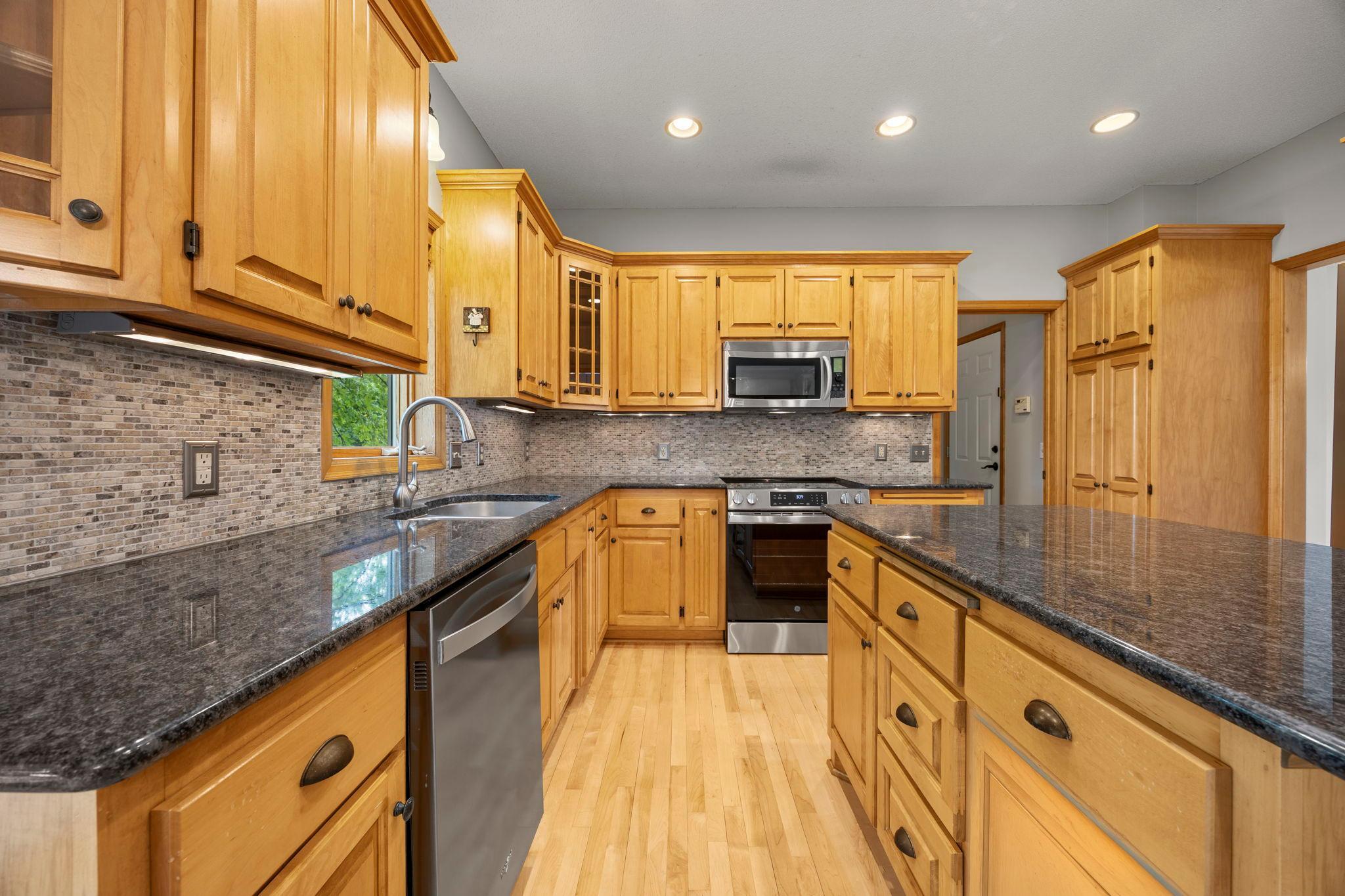 18462 Gladstone Boulevard N Property Photo 17