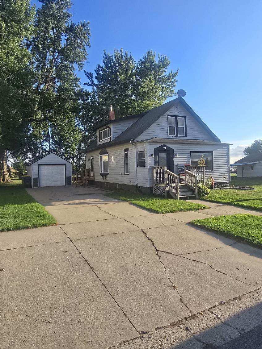 213 3rd Street W Property Photo 2