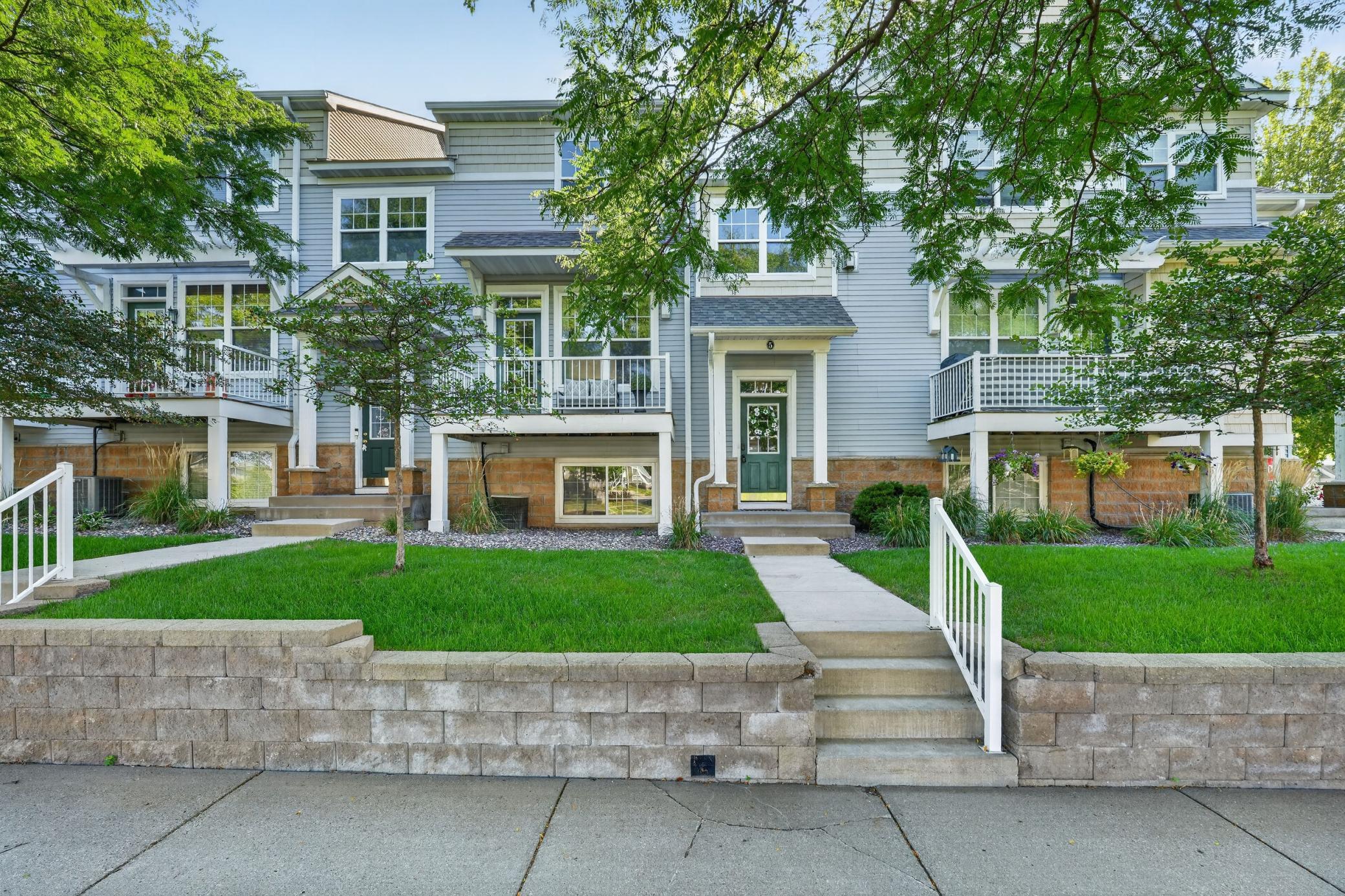 1667 Village Trail E 5