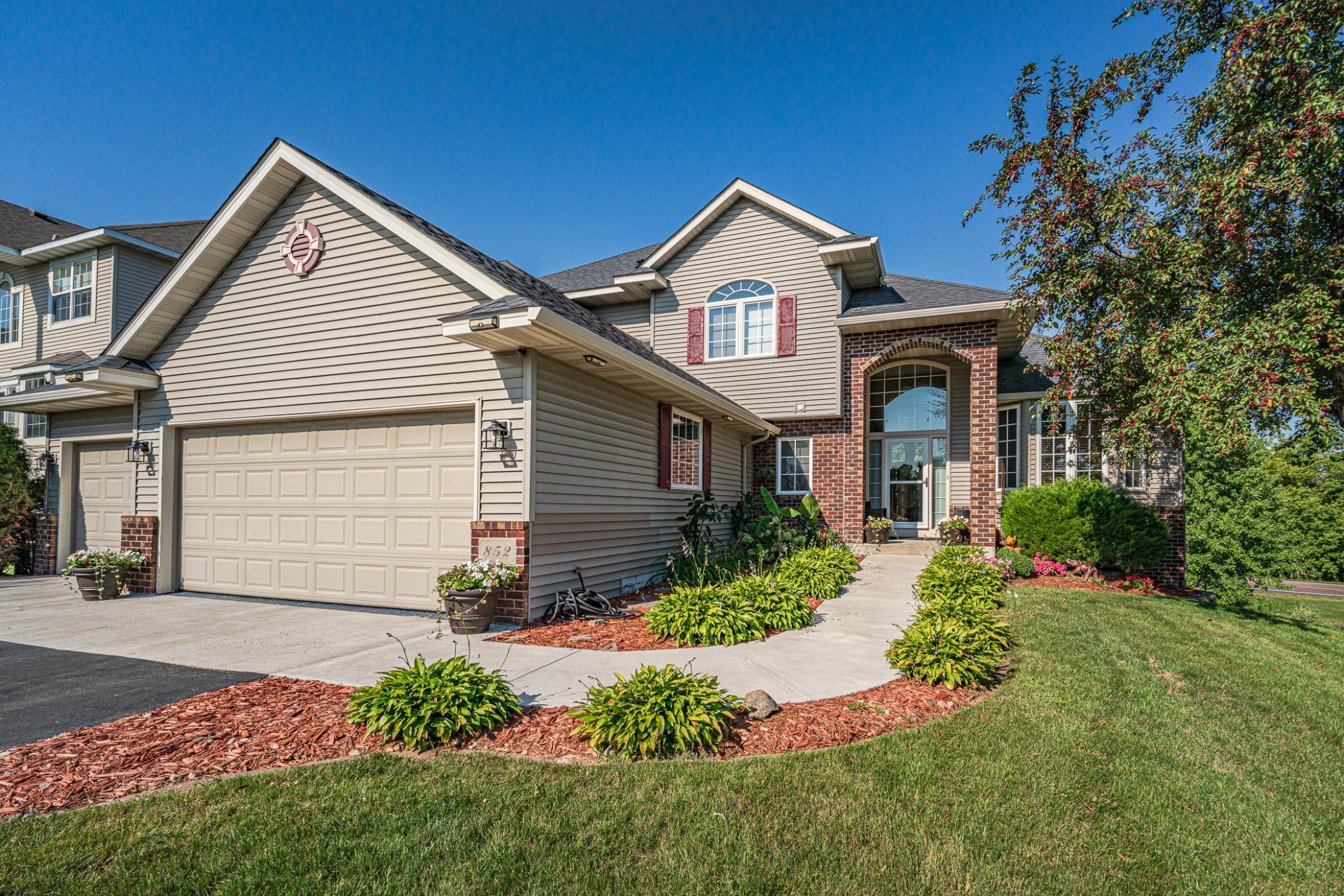 852 Bridle Creek Drive Property Photo 2