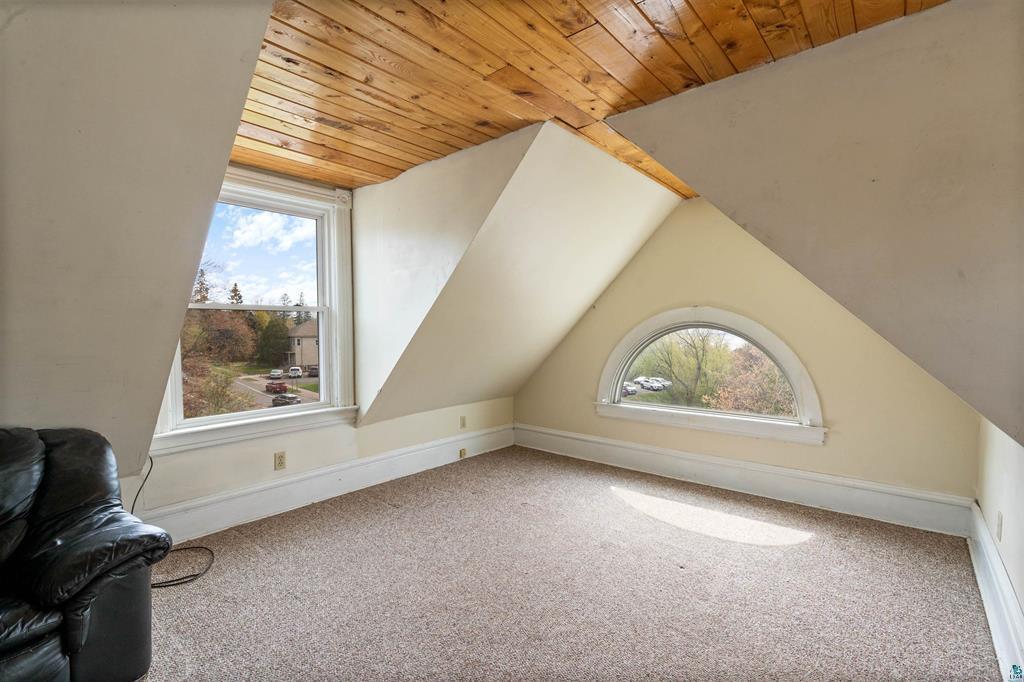 1931 E Superior Street Property Photo 16