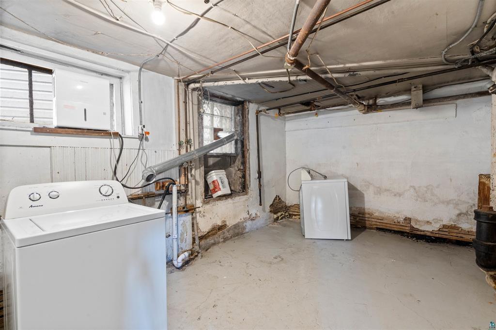 1931 E Superior Street Property Photo 21