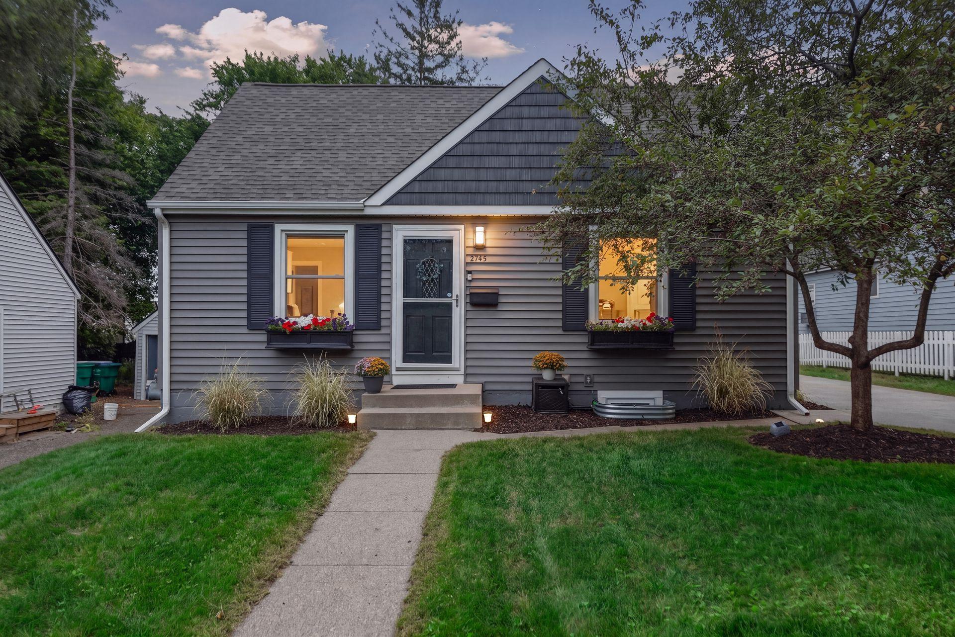 2745 Blackstone Avenue Property Photo 1